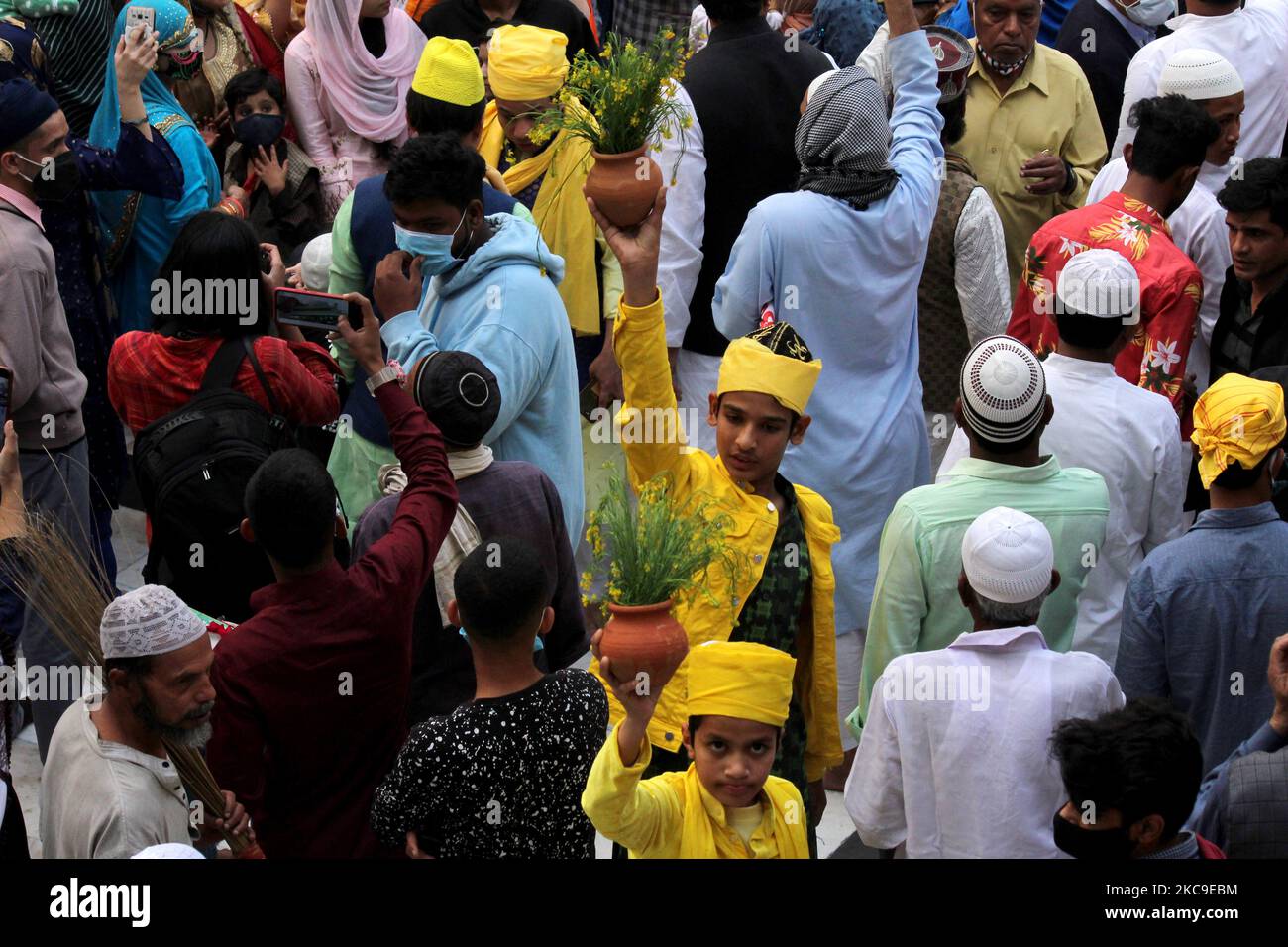 Fromme Anhänger drängen die Nizamuddin Dargah, die anlässlich des „Sufi