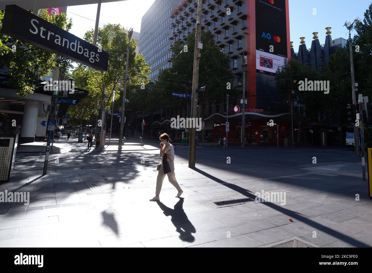 Eine allgemeine Ansicht der Kreuzung von Bourke Street und Swanston am 18. Februar 2021 in Melbourne, Australien. Die in den letzten 5 Tagen geltenden Beschränkungen der Stufe 4 des Bundesstaates Victoria wurden vom 11:59pm 17. Februar aufgehoben. Allerdings werden Masken im Innen- und Außenbereich, wo soziale Distanzierung nicht möglich ist, obligatorisch sein. Metropolitan Melbourne unterliegt zum dritten Mal Beschränkungen der Stufe 4, mit Befürchtungen über eine dritte Welle nach der Bestätigung neuer COVID-19-Fälle des britischen Stammes in der Gemeinschaft. (Foto von Mikko Robles/NurPhoto) Stockfoto