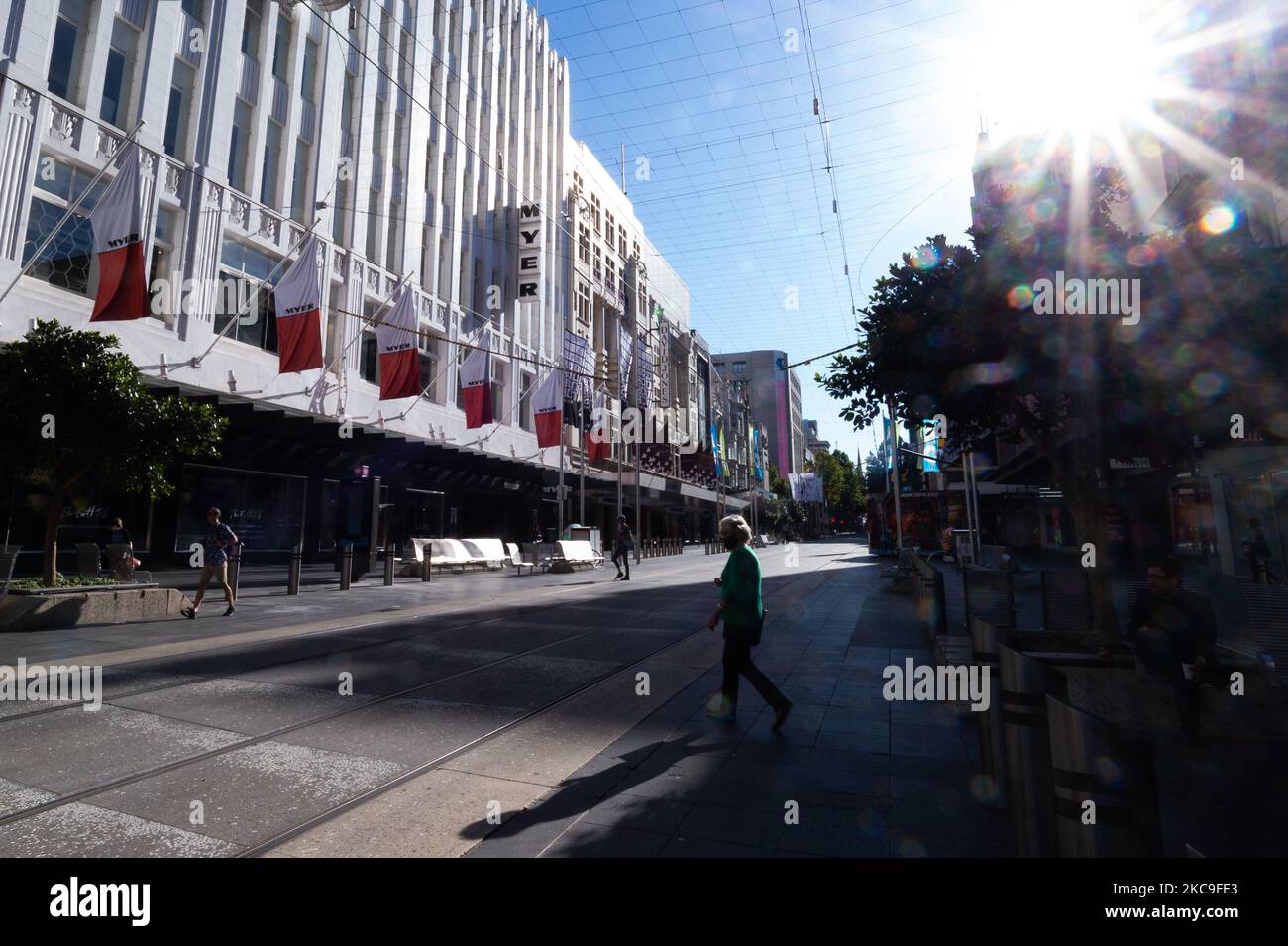 Ein Mitglied der Öffentlichkeit wird am 18. Februar 2021 in der Bourke Street Mall in Melbourne, Australien, gesehen. Die in den letzten 5 Tagen geltenden Beschränkungen der Stufe 4 des Bundesstaates Victoria wurden vom 11:59pm 17. Februar aufgehoben. Allerdings werden Masken im Innen- und Außenbereich, wo soziale Distanzierung nicht möglich ist, obligatorisch sein. Metropolitan Melbourne unterliegt zum dritten Mal Beschränkungen der Stufe 4, mit Befürchtungen über eine dritte Welle nach der Bestätigung neuer COVID-19-Fälle des britischen Stammes in der Gemeinschaft. (Foto von Mikko Robles/NurPhoto) Stockfoto