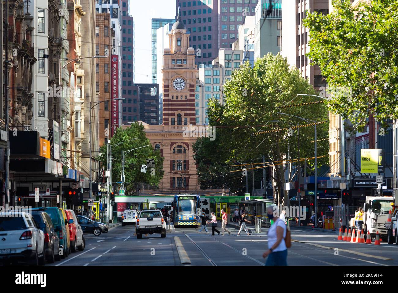 Der Bahnhof Flinders Street ist am 18. Februar 2021 in Melbourne, Australien, zu sehen. Die in den letzten 5 Tagen geltenden Beschränkungen der Stufe 4 des Bundesstaates Victoria wurden vom 11:59pm 17. Februar aufgehoben. Allerdings werden Masken im Innen- und Außenbereich, wo soziale Distanzierung nicht möglich ist, obligatorisch sein. Metropolitan Melbourne unterliegt zum dritten Mal Beschränkungen der Stufe 4, mit Befürchtungen über eine dritte Welle nach der Bestätigung neuer COVID-19-Fälle des britischen Stammes in der Gemeinschaft. (Foto von Mikko Robles/NurPhoto) Stockfoto