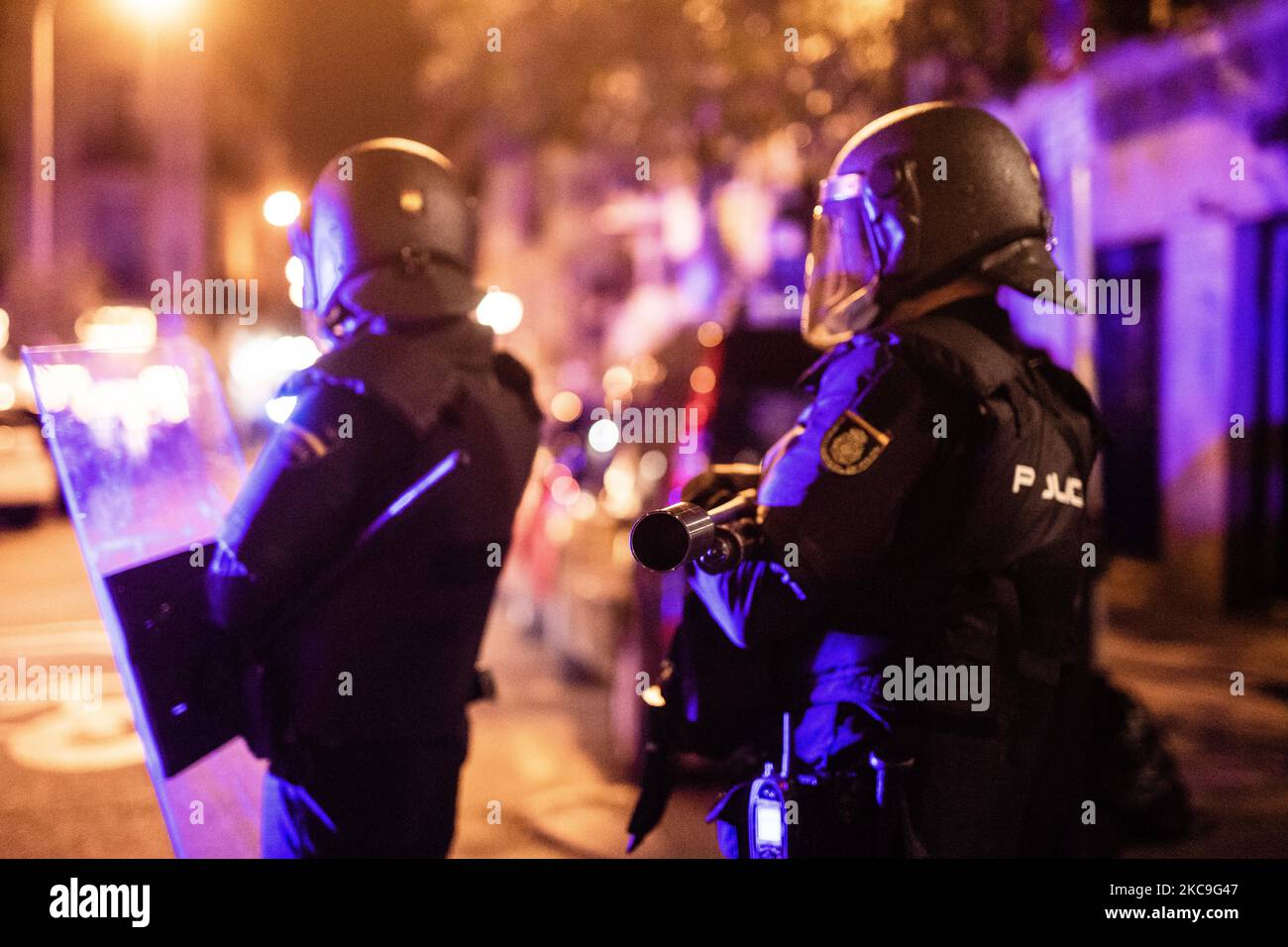 Die Polizei erhebt nach der Demonstration gegen die Inhaftierung des Rappers Pablo Hasél am 17. Februar 2021 auf der Plaza del Sol in Madrid, Spanien, Anklage. (Foto von Jon Imanol Reino/NurPhoto) Stockfoto