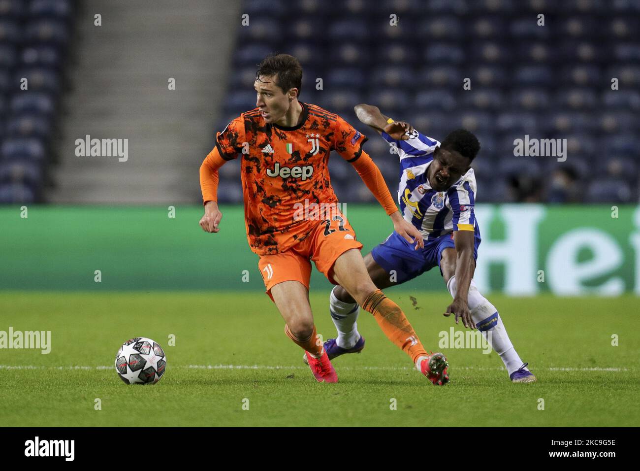 Federico Chiesa von Juventus FC (L) steht während des UEFA Champions League-Spiels des FC Porto mit 16 bis 1. Beinen zwischen dem FC Porto und dem FC Juventus FC im Dragao Stadium am 17. Februar 2021 in Porto, Portugal, mit dem nigrischen Verteidiger Zaidu Sanusi (R) in Verbindung. (Foto von Paulo Oliveira/NurPhoto) Stockfoto