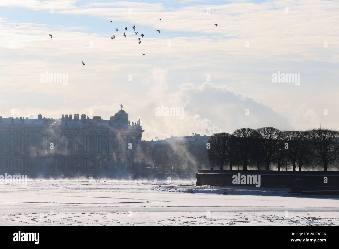 Das Gebäude der Eremitage Museum während des Nebels auf dem gefrorenen Fluss Newa in St. Petersburg, Russland, am 18. Februar 2021. Die Lufttemperatur sank auf -27 Grad. (Foto von Valya Egorshin/NurPhoto) Stockfoto