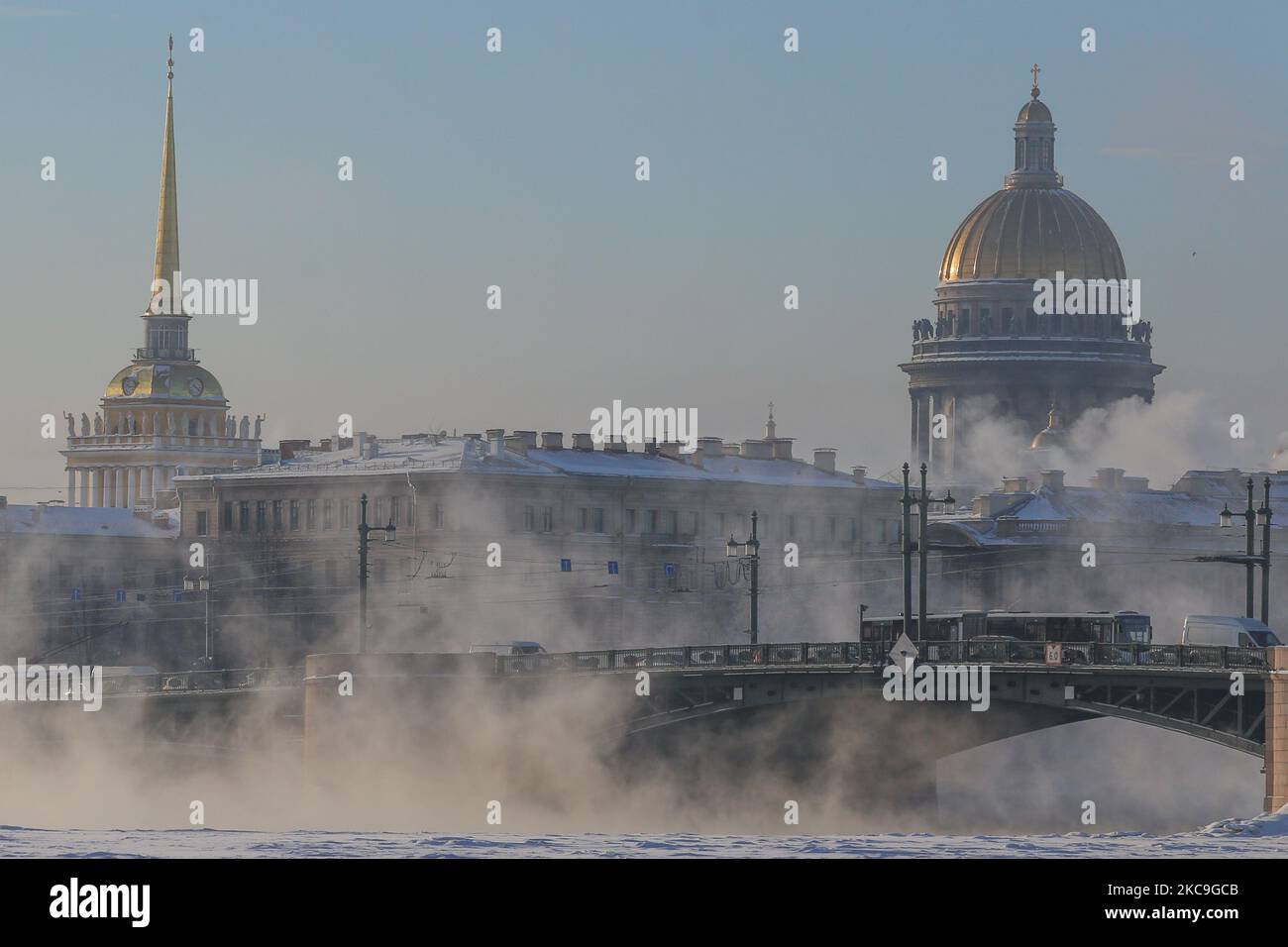 Das Gebäude der Admiralität und die Isaakskathedrale während eines Nebels auf dem gefrorenen Fluss Neva in St. Petersburg, Russland, am 18. Februar 2021. Die Lufttemperatur sank auf -27 Grad. (Foto von Valya Egorshin/NurPhoto) Stockfoto