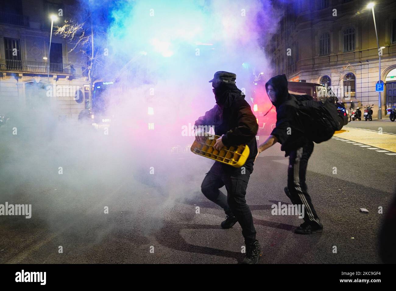 Die zweite Nacht der Demonstration und heftigen Unruhen gegen die Inhaftierung des Sängers Pablo Hasel, der der Beleidigung der spanischen Krone beschuldigt wurde, am 17. Februar 2021 in Barcelona, Spanien. Tausende von Menschen, die von katalanischen linken und für die Unabhängigkeit einberufenen Organisationen gerufen wurden, haben die Polizei in den Straßen Barcelonas aus Protest konfrontiert. (Foto von Pau de la Calle/NurPhoto) Stockfoto