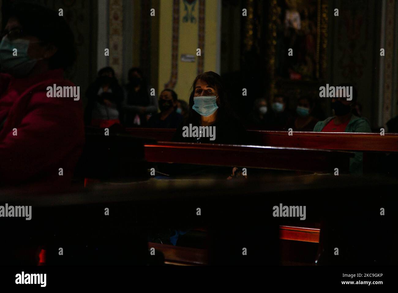 Gläubige Katholiken beten in einer maskierten Kirche, in den religiösen Tempeln in Quito, Ecuador, wurden am 17. Februar 2021 während des Aschermittwochs Maßnahmen zur Biosicherheit intensiviert. (Foto von Rafael Rodriguez/NurPhoto) Stockfoto