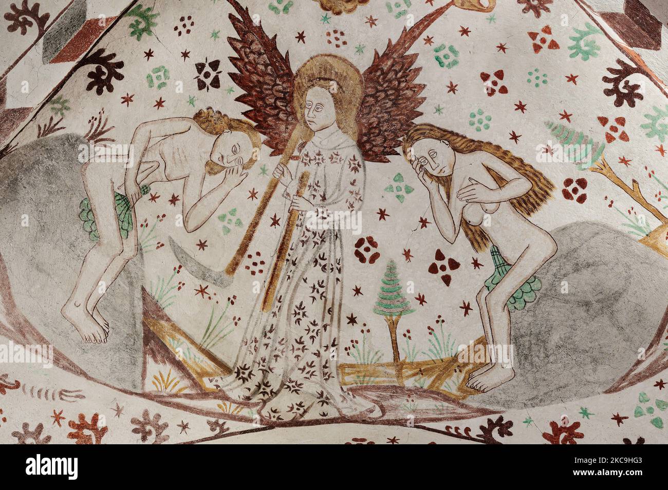 Adam und Eva erhalten ihre Werkzeuge von einem Engel, einem alten Fresko in der Fanefjord-Kirche, Dänemark, 10. Oktober 2022 Stockfoto