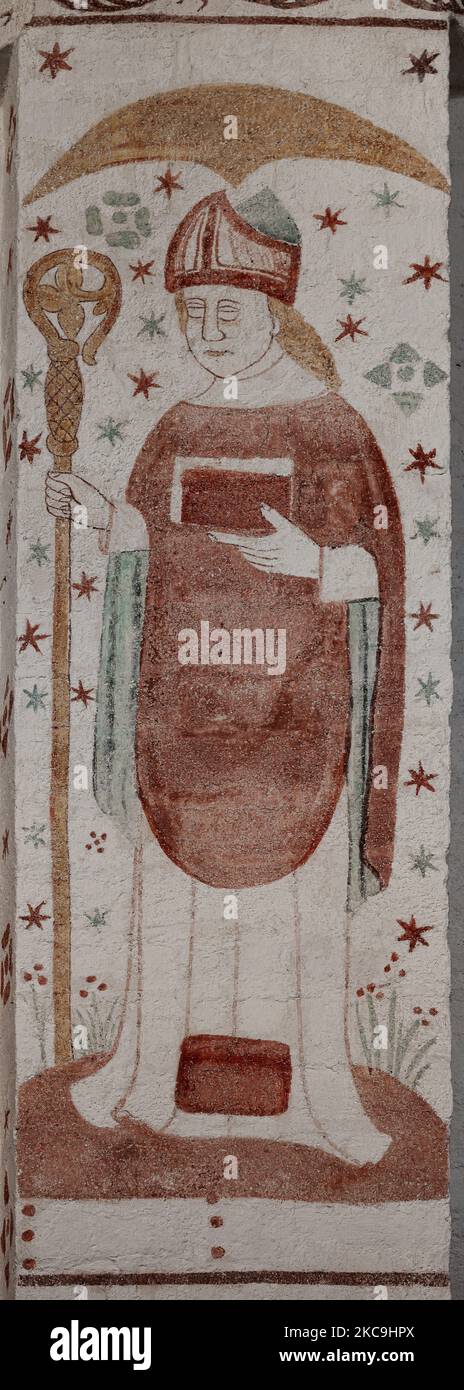 Altes Wandbild eines Bischofs mit Stab und Mitra in der Fanefjord-Kirche, Dänemark, 10. Oktober 2022 Stockfoto
