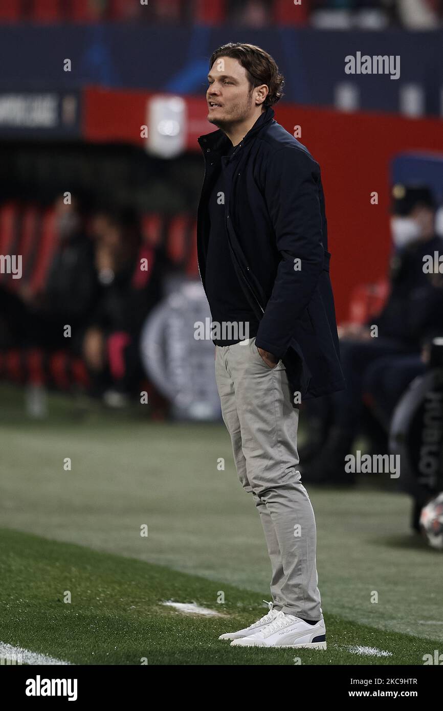 Edin Terzic Cheftrainer von Dortmund während des UEFA Champions League-Spiels 16 zwischen dem FC Sevilla und Borussia Dortmund am 17. Februar 2021 im Estadio Ramon Sanchez Pizjuan in Sevilla, Spanien. (Foto von Jose Breton/Pics Action/NurPhoto) Stockfoto