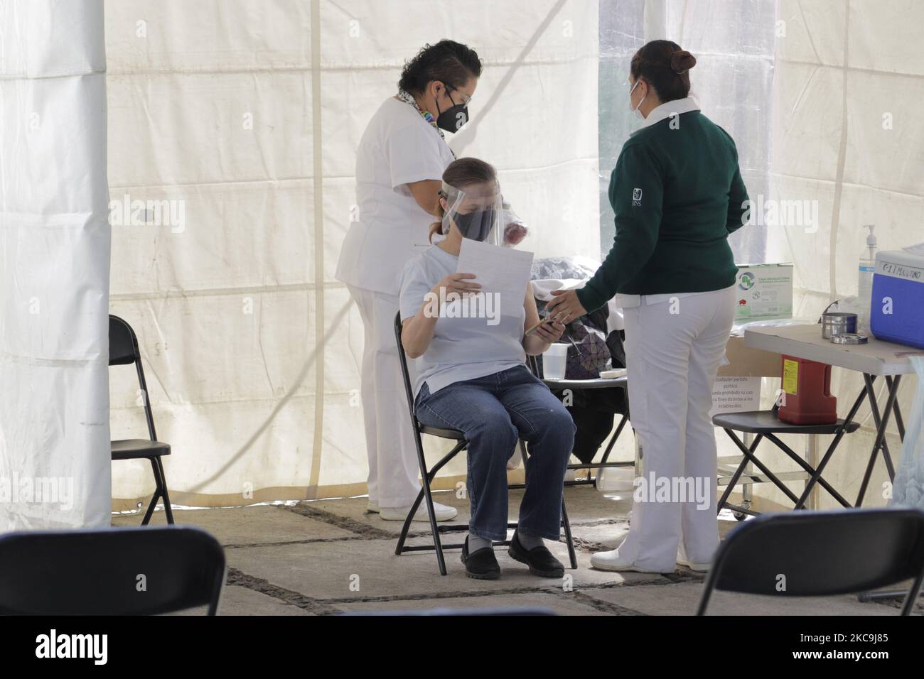 Medizinisches Personal gibt älteren Erwachsenen Anweisungen, bevor es ihnen den Impfstoff gegen COVID-19 der Universität AstraZeneca und Oxford in der Abteilung für Familienmedizin 22 des mexikanischen Instituts für soziale Sicherheit im Distrikt Magdalena Contreras in Mexiko-Stadt übergibt. (Foto von Gerardo Vieyra/NurPhoto) Stockfoto