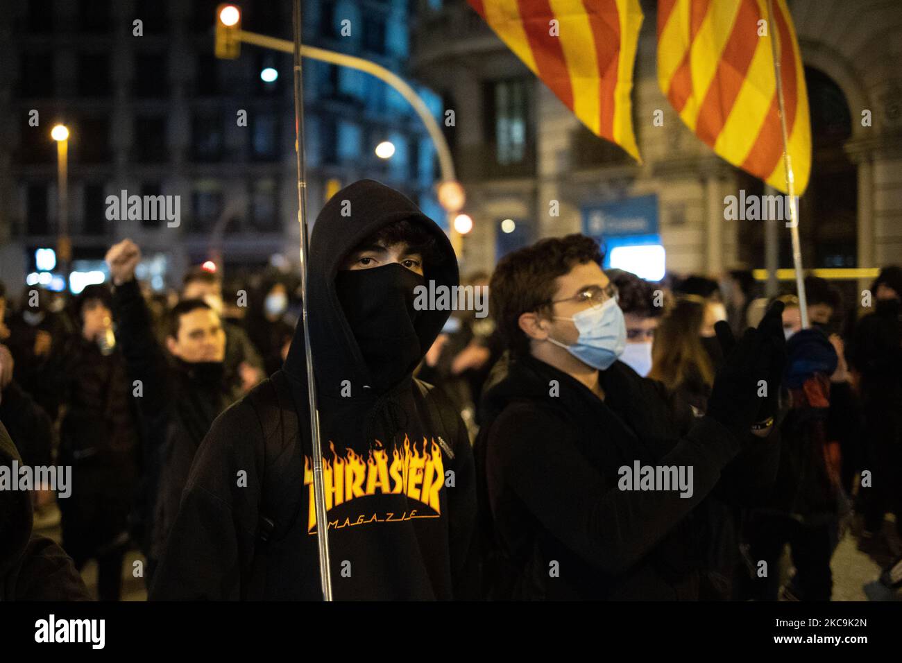 Tausende von Menschen haben sich am 19. Februar 2021 in Barcelona während einer Demonstration gegen die Inhaftierung des Rappers Pablo Hasel in Barcelona, Spanien, versammelt. (Foto von Jerome Gilles/NurPhoto) Stockfoto