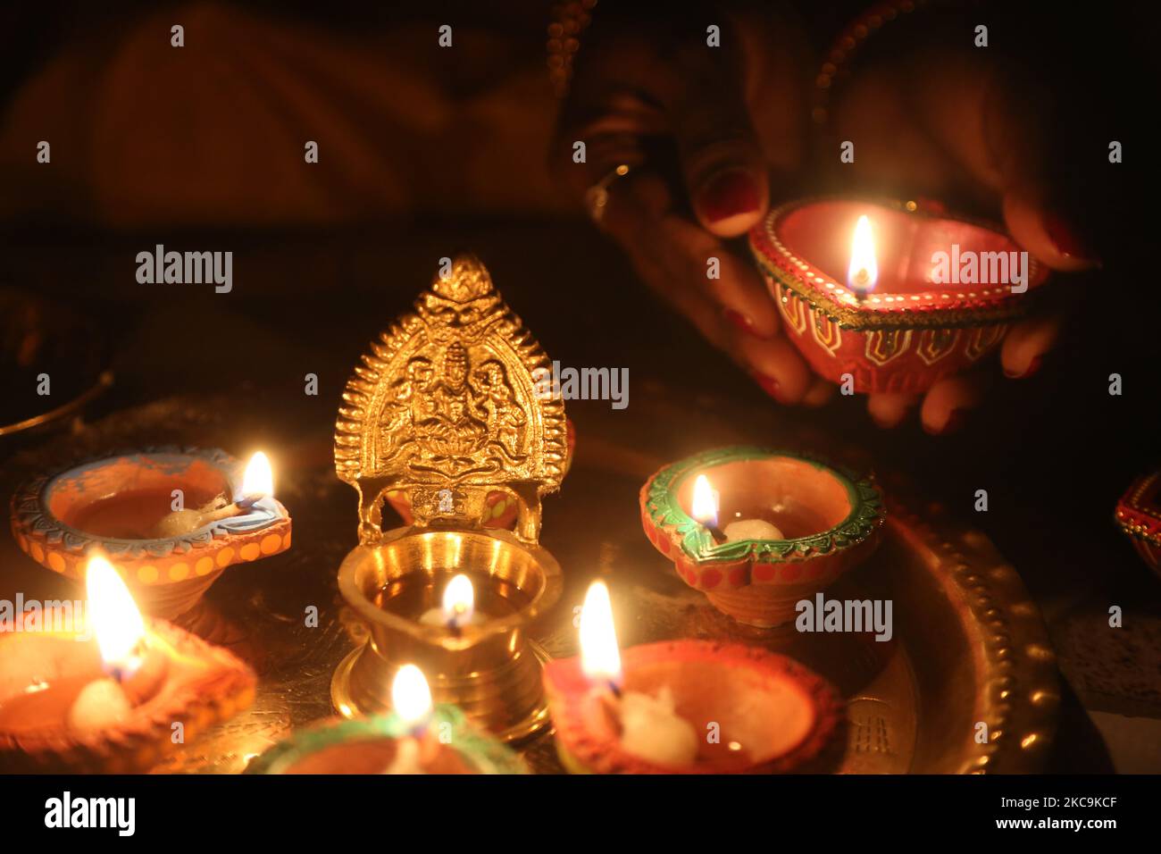 Hindu-Anhänger halten eine Diya (kleine Tonlampe) während des Festivals von Diwali in einem Hindu-Tempel in Toronto, Ontario, Kanada, am 14. November 2020. (Foto von Creative Touch Imaging Ltd./NurPhoto) Stockfoto Hindu-Anhänger halten eine Diya (kleine Tonlampe) während des Festivals von Diwali in einem Hindu-Tempel in Toronto, Ontario, Kanada, am 14. November 2020. (Foto von Creative Touch Imaging Ltd./NurPhoto) Stockfoto