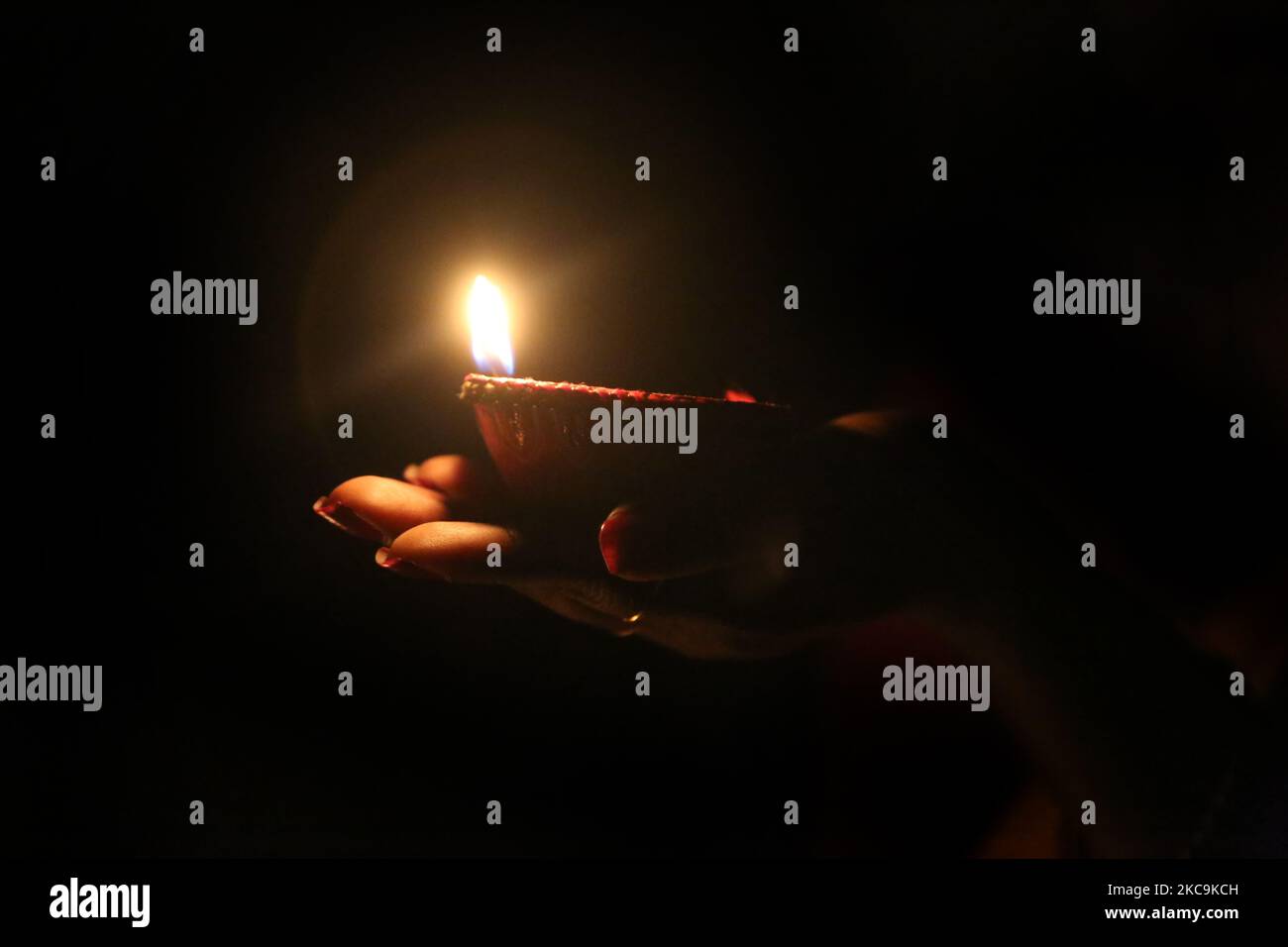 Hindu-Anhänger halten eine Diya (kleine Tonlampe) während des Festivals von Diwali in einem Hindu-Tempel in Toronto, Ontario, Kanada, am 14. November 2020. (Foto von Creative Touch Imaging Ltd./NurPhoto) Stockfoto Hindu-Anhänger halten eine Diya (kleine Tonlampe) während des Festivals von Diwali in einem Hindu-Tempel in Toronto, Ontario, Kanada, am 14. November 2020. (Foto von Creative Touch Imaging Ltd./NurPhoto) Stockfoto