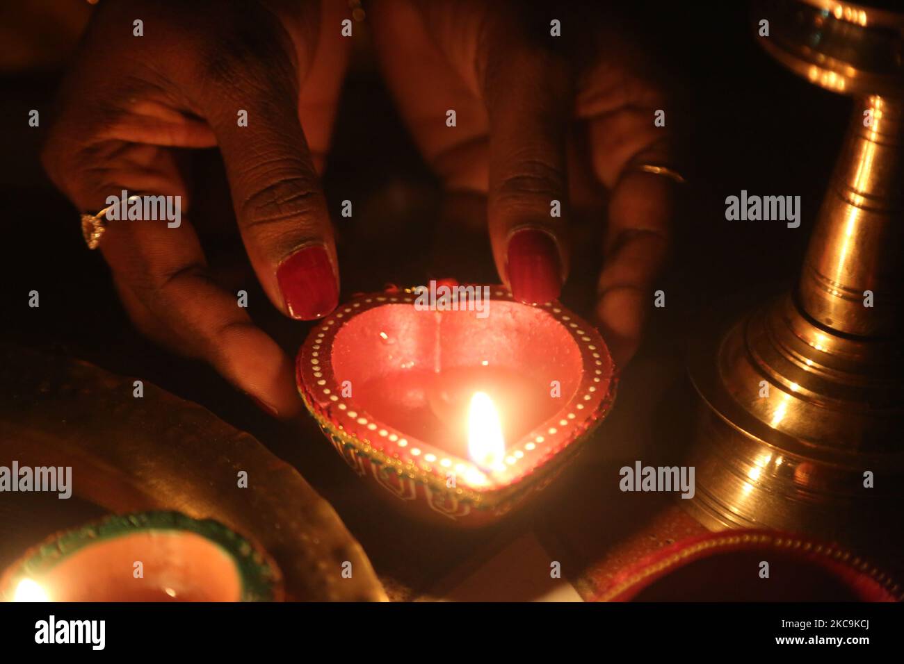 Hindu-Anhänger halten eine Diya (kleine Tonlampe) während des Festivals von Diwali in einem Hindu-Tempel in Toronto, Ontario, Kanada, am 14. November 2020. (Foto von Creative Touch Imaging Ltd./NurPhoto) Stockfoto Hindu-Anhänger halten eine Diya (kleine Tonlampe) während des Festivals von Diwali in einem Hindu-Tempel in Toronto, Ontario, Kanada, am 14. November 2020. (Foto von Creative Touch Imaging Ltd./NurPhoto) Stockfoto