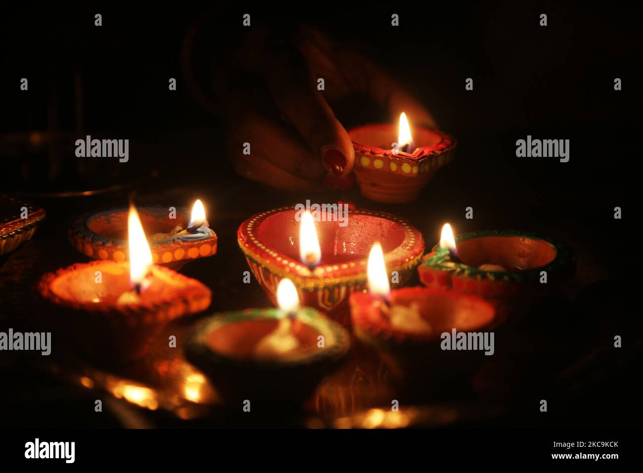 Hindu-Anhänger halten eine Diya (kleine Tonlampe) während des Festivals von Diwali in einem Hindu-Tempel in Toronto, Ontario, Kanada, am 14. November 2020. (Foto von Creative Touch Imaging Ltd./NurPhoto) Stockfoto Hindu-Anhänger halten eine Diya (kleine Tonlampe) während des Festivals von Diwali in einem Hindu-Tempel in Toronto, Ontario, Kanada, am 14. November 2020. (Foto von Creative Touch Imaging Ltd./NurPhoto) Stockfoto