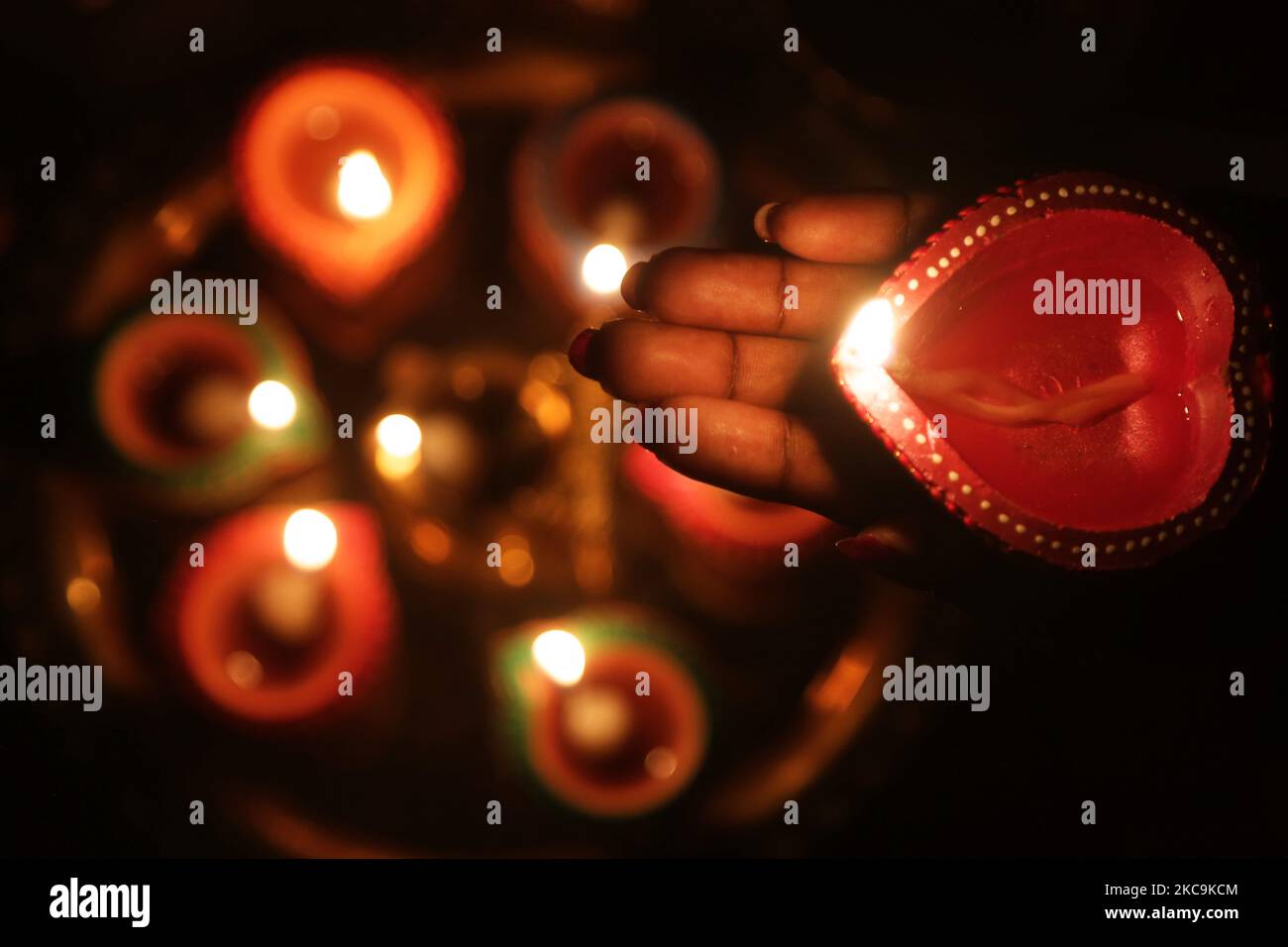 Hindu-Anhänger halten eine Diya (kleine Tonlampe) während des Festivals von Diwali in einem Hindu-Tempel in Toronto, Ontario, Kanada, am 14. November 2020. (Foto von Creative Touch Imaging Ltd./NurPhoto) Stockfoto Hindu-Anhänger halten eine Diya (kleine Tonlampe) während des Festivals von Diwali in einem Hindu-Tempel in Toronto, Ontario, Kanada, am 14. November 2020. (Foto von Creative Touch Imaging Ltd./NurPhoto) Stockfoto