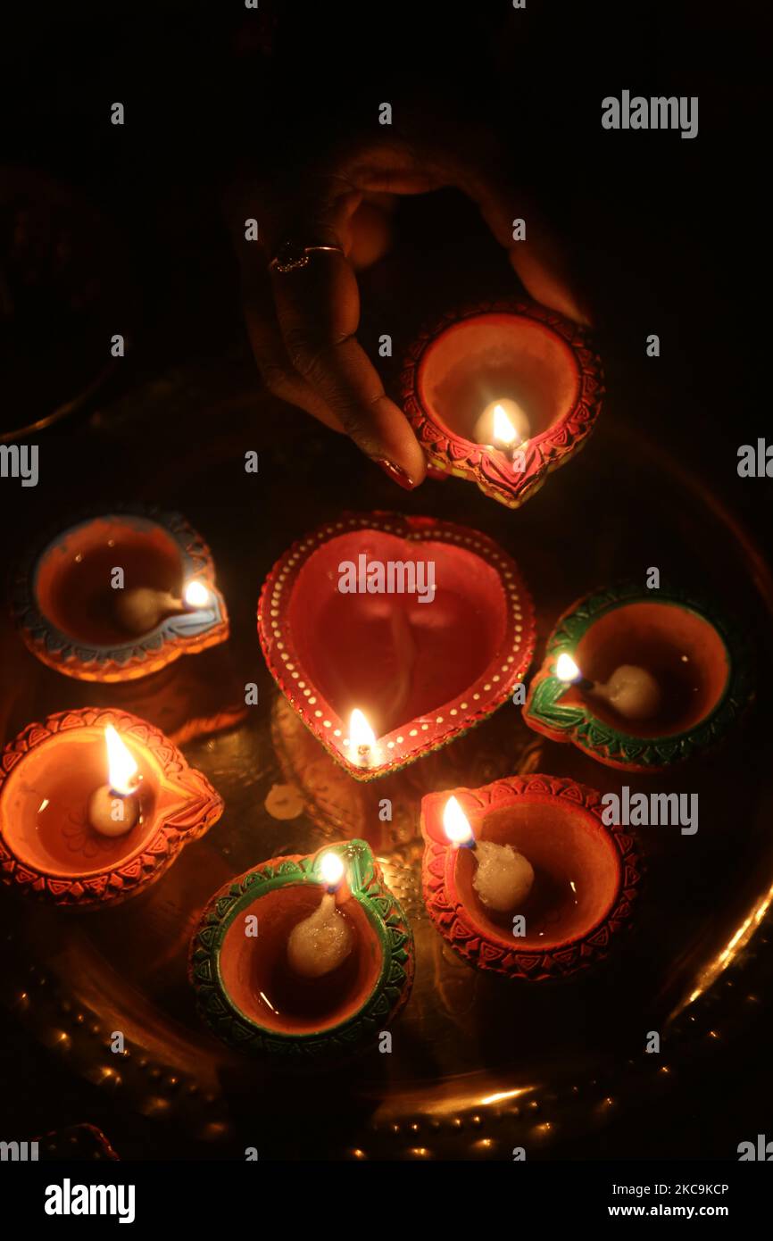 Hindu-Anhänger halten eine Diya (kleine Tonlampe) während des Festivals von Diwali in einem Hindu-Tempel in Toronto, Ontario, Kanada, am 14. November 2020. (Foto von Creative Touch Imaging Ltd./NurPhoto) Stockfoto Hindu-Anhänger halten eine Diya (kleine Tonlampe) während des Festivals von Diwali in einem Hindu-Tempel in Toronto, Ontario, Kanada, am 14. November 2020. (Foto von Creative Touch Imaging Ltd./NurPhoto) Stockfoto