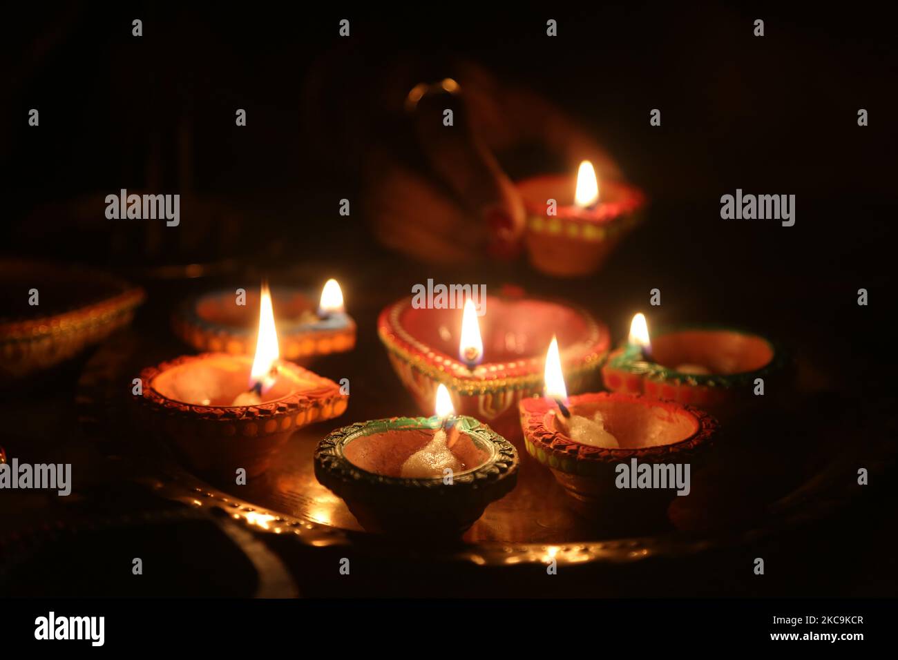 Hindu-Anhänger halten eine Diya (kleine Tonlampe) während des Festivals von Diwali in einem Hindu-Tempel in Toronto, Ontario, Kanada, am 14. November 2020. (Foto von Creative Touch Imaging Ltd./NurPhoto) Stockfoto Hindu-Anhänger halten eine Diya (kleine Tonlampe) während des Festivals von Diwali in einem Hindu-Tempel in Toronto, Ontario, Kanada, am 14. November 2020. (Foto von Creative Touch Imaging Ltd./NurPhoto) Stockfoto