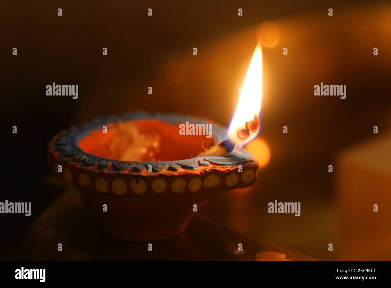 Diya (kleine Tonlampe) während des Festivals von Diwali in einem Hindu-Tempel in Toronto, Ontario, Kanada, am 14. November 2020. (Foto von Creative Touch Imaging Ltd./NurPhoto) Stockfoto Diya (kleine Tonlampe) während des Festivals von Diwali in einem Hindu-Tempel in Toronto, Ontario, Kanada, am 14. November 2020. (Foto von Creative Touch Imaging Ltd./NurPhoto) Stockfoto