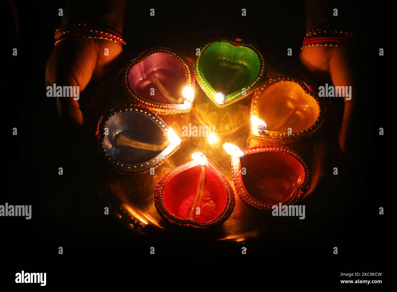 Hindu-Anhänger halten ein Tablett mit Diyas (kleine Tonlampen) während des Festivals von Diwali in einem Hindu-Tempel in Toronto, Ontario, Kanada, am 14. November 2020. (Foto von Creative Touch Imaging Ltd./NurPhoto) Stockfoto Hindu-Anhänger halten ein Tablett mit Diyas (kleine Tonlampen) während des Festivals von Diwali in einem Hindu-Tempel in Toronto, Ontario, Kanada, am 14. November 2020. (Foto von Creative Touch Imaging Ltd./NurPhoto) Stockfoto