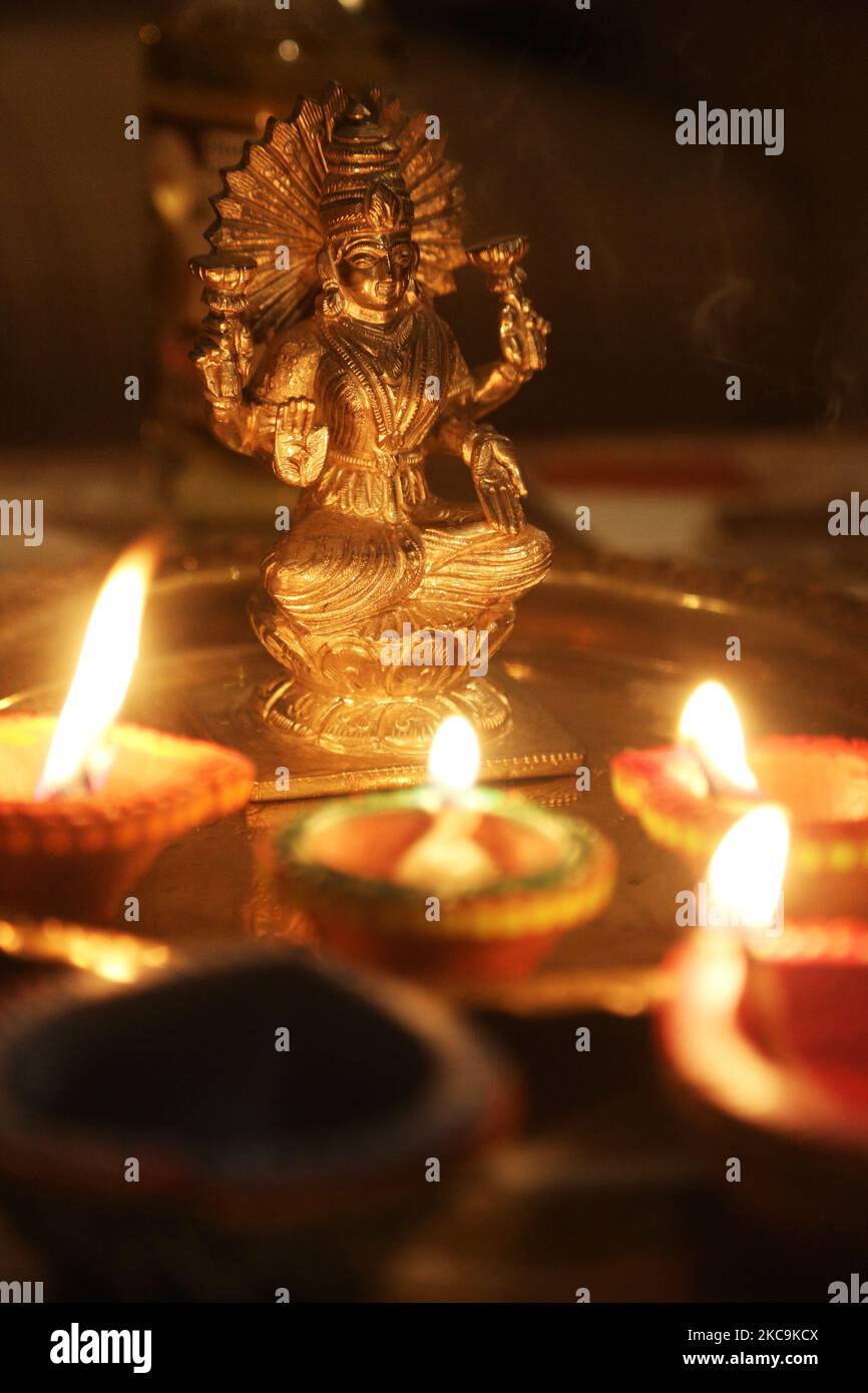 Diyas (kleine Tonlampen) von einem Idol der Göttin Laxmi (Lakshmi) während des Festivals von Diwali in einem Hindu-Tempel in Toronto, Ontario, Kanada, am 14. November 2020. (Foto von Creative Touch Imaging Ltd./NurPhoto) Stockfoto Diyas (kleine Tonlampen) von einem Idol der Göttin Laxmi (Lakshmi) während des Festivals von Diwali in einem Hindu-Tempel in Toronto, Ontario, Kanada, am 14. November 2020. (Foto von Creative Touch Imaging Ltd./NurPhoto) Stockfoto