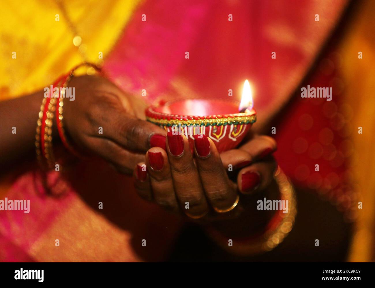 Hindu-Anhänger halten eine Diya (kleine Tonlampe) während des Festivals von Diwali in einem Hindu-Tempel in Toronto, Ontario, Kanada, am 14. November 2020. (Foto von Creative Touch Imaging Ltd./NurPhoto) Stockfoto Hindu-Anhänger halten eine Diya (kleine Tonlampe) während des Festivals von Diwali in einem Hindu-Tempel in Toronto, Ontario, Kanada, am 14. November 2020. (Foto von Creative Touch Imaging Ltd./NurPhoto) Stockfoto