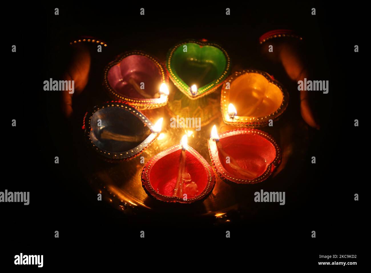 Hindu-Anhänger halten ein Tablett mit Diyas (kleine Tonlampen) während des Festivals von Diwali in einem Hindu-Tempel in Toronto, Ontario, Kanada, am 14. November 2020. (Foto von Creative Touch Imaging Ltd./NurPhoto) Stockfoto Hindu-Anhänger halten ein Tablett mit Diyas (kleine Tonlampen) während des Festivals von Diwali in einem Hindu-Tempel in Toronto, Ontario, Kanada, am 14. November 2020. (Foto von Creative Touch Imaging Ltd./NurPhoto) Stockfoto