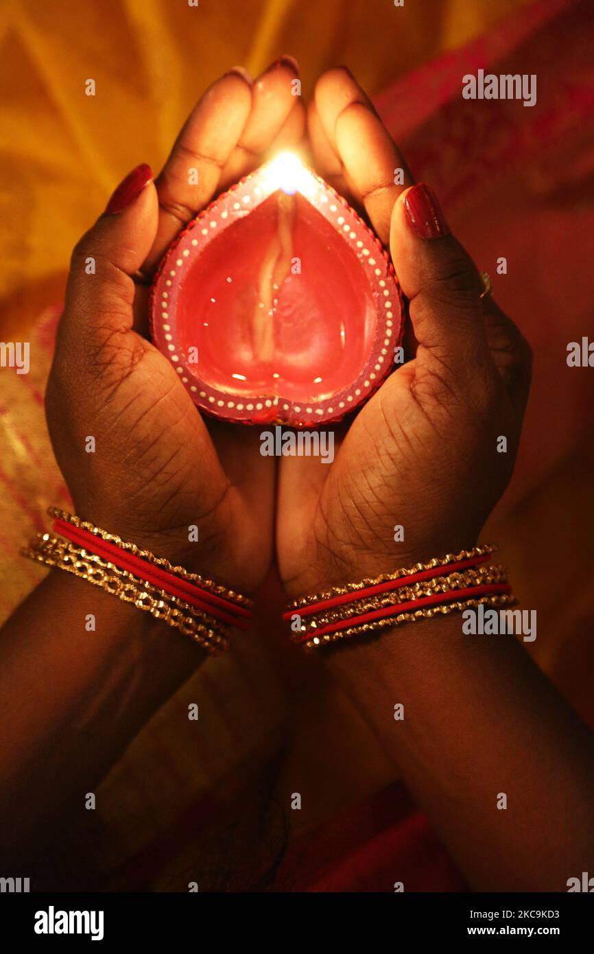 Hindu-Anhänger halten eine Diya (kleine Tonlampe) während des Festivals von Diwali in einem Hindu-Tempel in Toronto, Ontario, Kanada, am 14. November 2020. (Foto von Creative Touch Imaging Ltd./NurPhoto) Stockfoto Hindu-Anhänger halten eine Diya (kleine Tonlampe) während des Festivals von Diwali in einem Hindu-Tempel in Toronto, Ontario, Kanada, am 14. November 2020. (Foto von Creative Touch Imaging Ltd./NurPhoto) Stockfoto