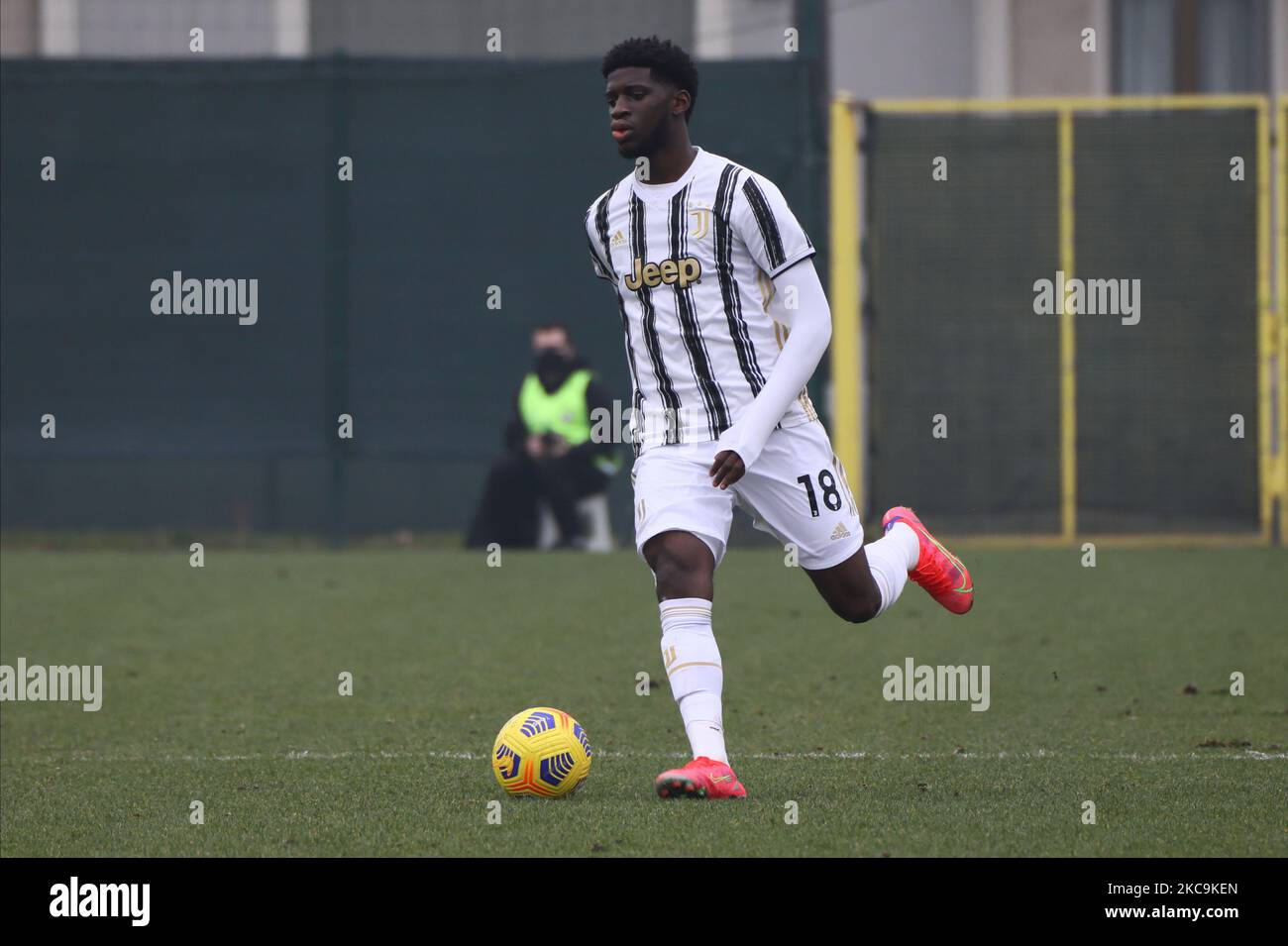 Samuel Iling-Junior von Juventus FC in Aktion beim Tim-Spiel Primavera 1 zwischen dem FC Internazionale U19 und Juventus U19 im Suning Youth Development Center zum Gedenken an Giacinto Facchetti am 20. Februar 2021 in Mailand (Foto: Mairo Cinquetti/NurPhoto) Stockfoto