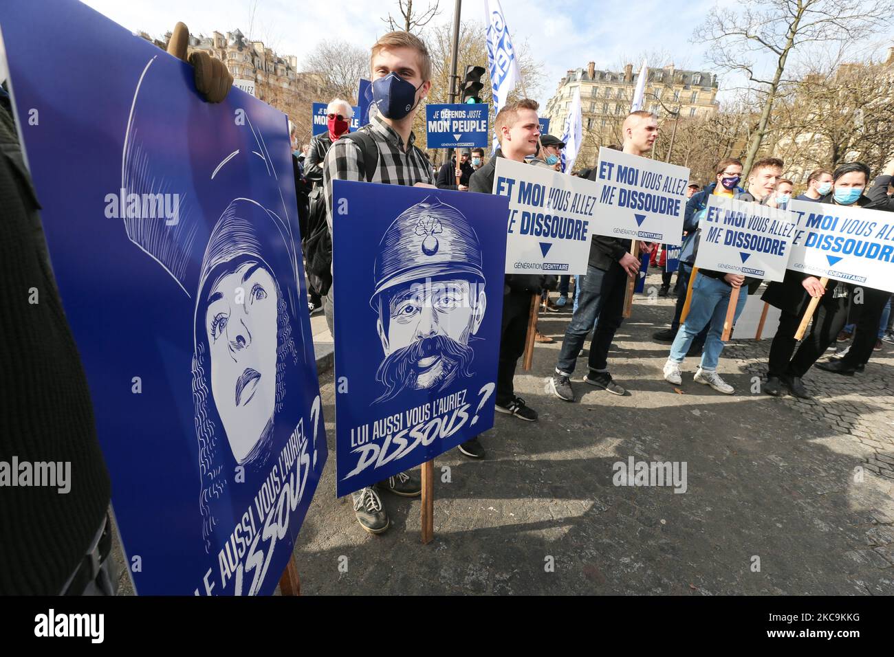 Mitglieder und Unterstützer der rechtsextremen Gruppe Generation identitaire (GI) halten am 20. Februar 2021 in Paris Transparente und Plakate gegen ihre mögliche Auflösung auf dem Place Denfert Rochereau. Die Auflösung von Generation Identitaire wurde am 26. Januar 2021 zum ersten Mal vom Innenminister als Reaktion auf die jüngste Anti-Migrant-Operation der Gruppe in den Pyrenäen erwähnt, die zu einer vorläufigen Untersuchung wegen Provokation zum Rassenhass führte. (Foto von Michel Stoupak/NurPhoto) Stockfoto