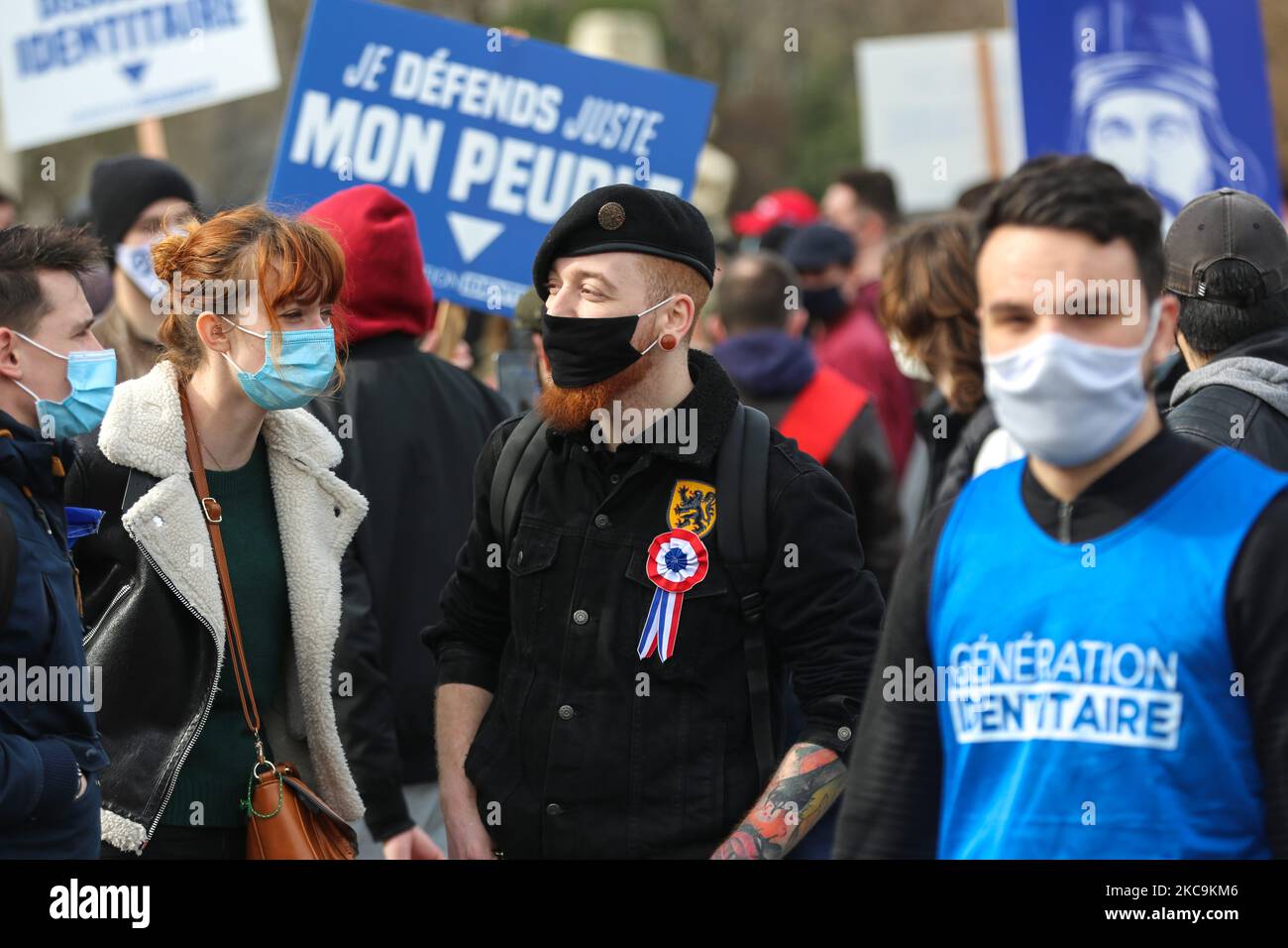 Mitglieder und Unterstützer der rechtsextremen Gruppe Generation identitaire (GI) nehmen am 20. Februar 2021 in Paris an einem Protest gegen ihre mögliche Auflösung Teil. Die Auflösung von Generation Identitaire wurde am 26. Januar 2021 zum ersten Mal vom Innenminister als Reaktion auf die jüngste Anti-Migrant-Operation der Gruppe in den Pyrenäen erwähnt, die zu einer vorläufigen Untersuchung wegen Provokation zum Rassenhass führte. (Foto von Michel Stoupak/NurPhoto) Stockfoto