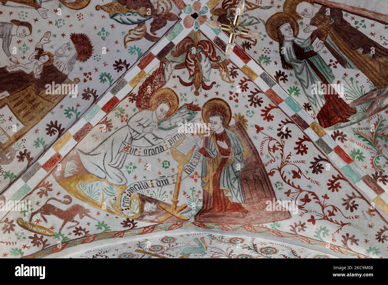 500 Jahre altes Wandgemälde mit der Verkündigung des Herrn, Fresko in der Fanefjord-Kirche, Dänemark, 10. Oktober 2022 Stockfoto
