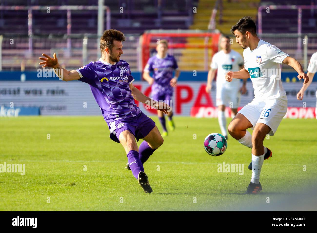 Konstantin Engel vom VfL Osnabrück und Kevin Simone Sessa von 1. Der FC Heidenheim kämpft beim zweiten Bundesliga-Spiel zwischen dem VfL Osnabrück und 1 um den Ball. FC Heidenheim am 20. Februar 2021 in Osnabrück bei Bremer Brücker. (Foto von Peter Niedung/NurPhoto) Stockfoto