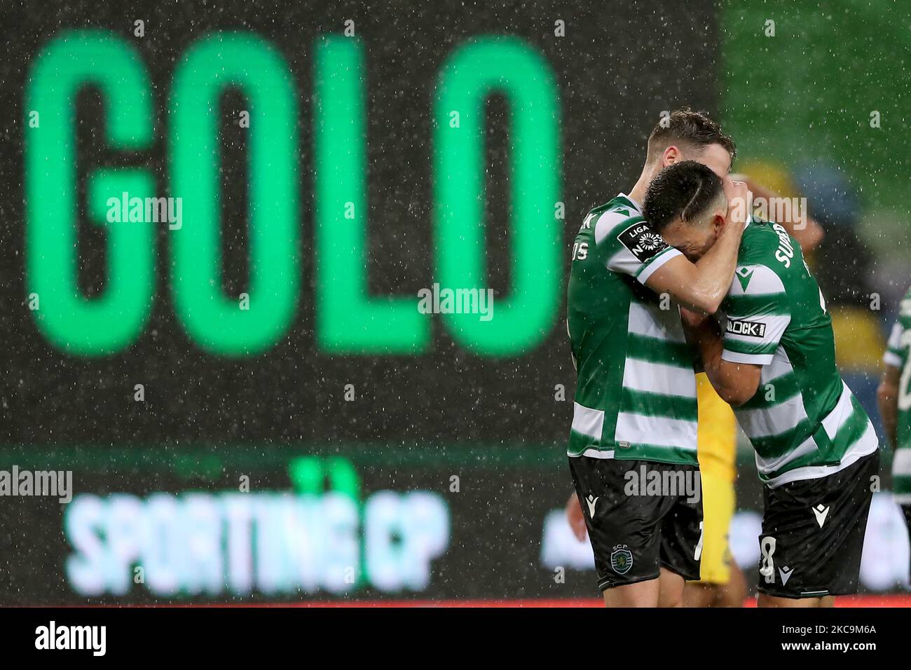 Nuno Santos von Sporting CP feiert mit Pedro Goncalves, nachdem er beim Fußballspiel der Portugiesischen Liga zwischen Sporting CP und Portimonense SC am 20. Februar 2021 im Stadion Jose Alvalade in Lissabon, Portugal, ein Tor erzielt hat. (Foto von Pedro FiÃºza/NurPhoto) Stockfoto