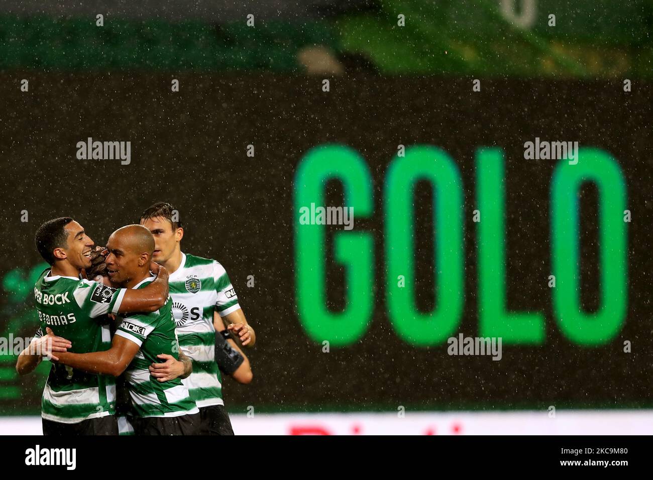 Nuno Santos von Sporting CP feiert am 20. Februar 2021 mit seinen Teamkollegen, nachdem er beim Fußballspiel der Portugiesischen Liga zwischen Sporting CP und Portimonense SC im Stadion Jose Alvalade in Lissabon, Portugal, Punkten konnte. (Foto von Pedro FiÃºza/NurPhoto) Stockfoto