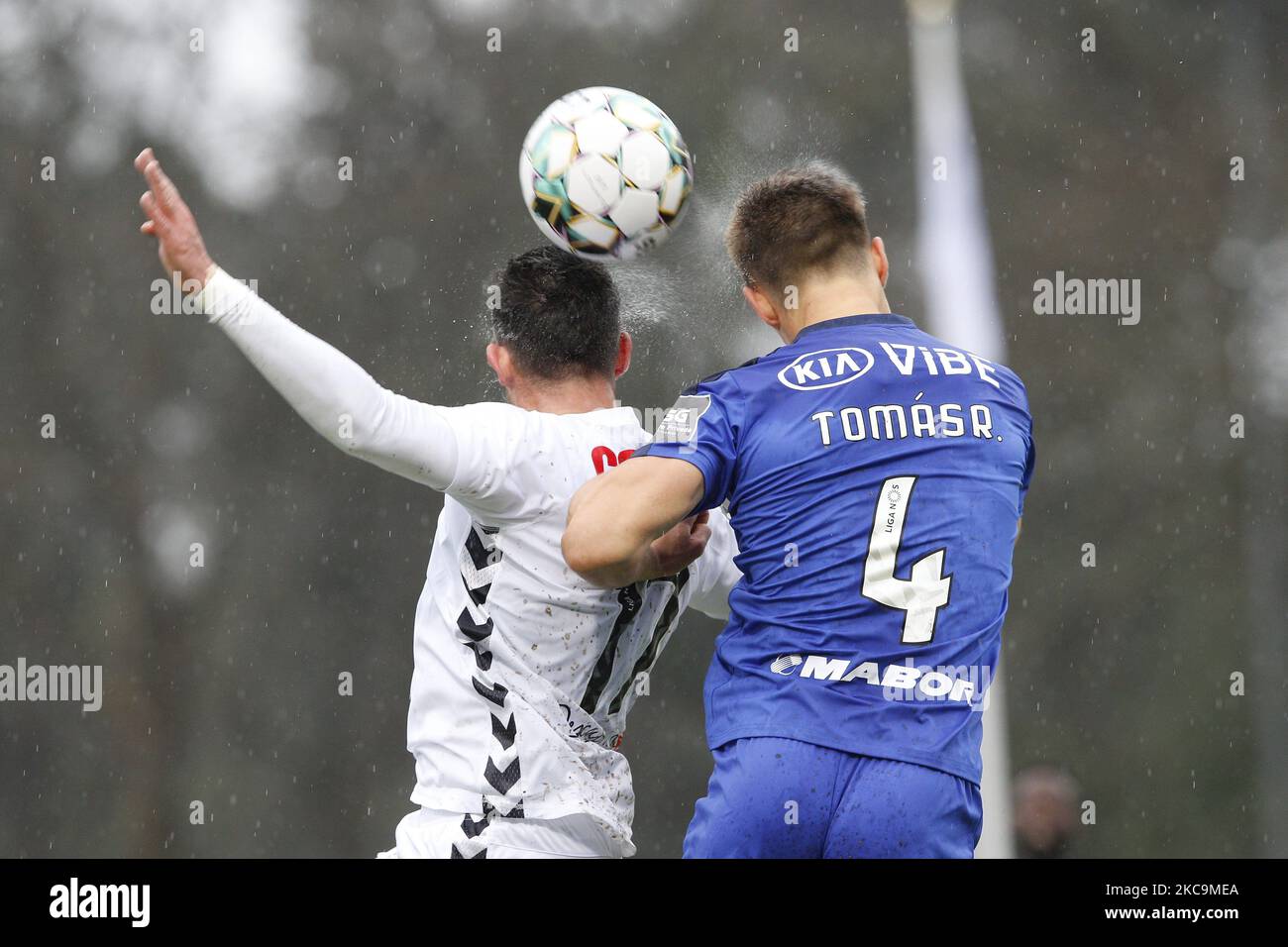 Joo Vigrio und Toms Ribeiro streiten den Ball während des Spiels für die Liga NOS zwischen Belenenses SAD und Nacional, bei Estdio Nacional, Lisboa, Portugal, 20, Februar 2021 (Foto von JoÃ£o Rico/NurPhoto) Stockfoto