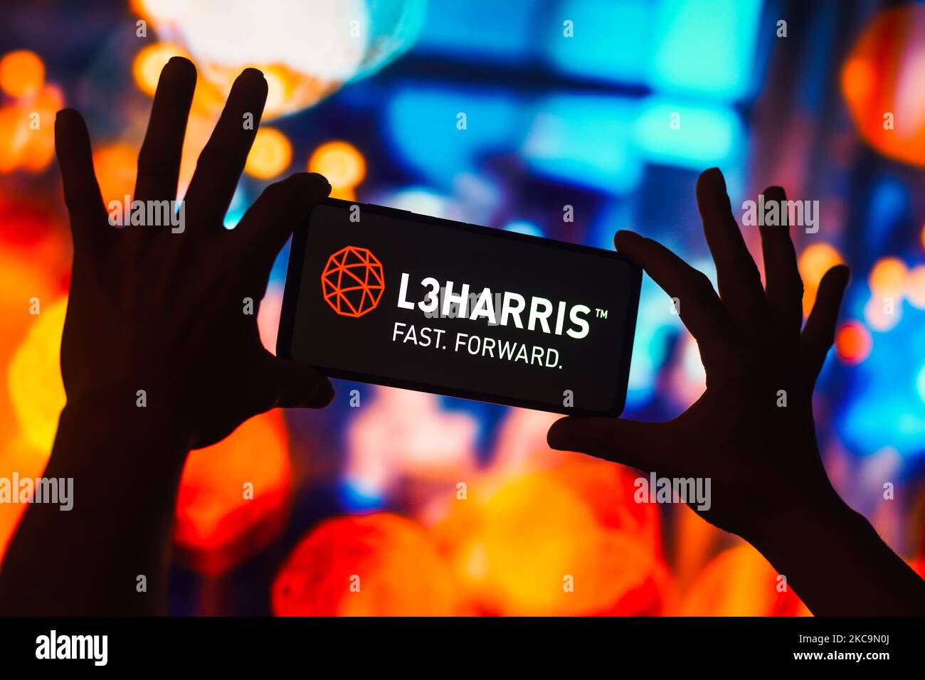 In dieser Abbildung wird das Logo von L3Harris Technologies auf einem Smartphone-Bildschirm angezeigt. Stockfoto