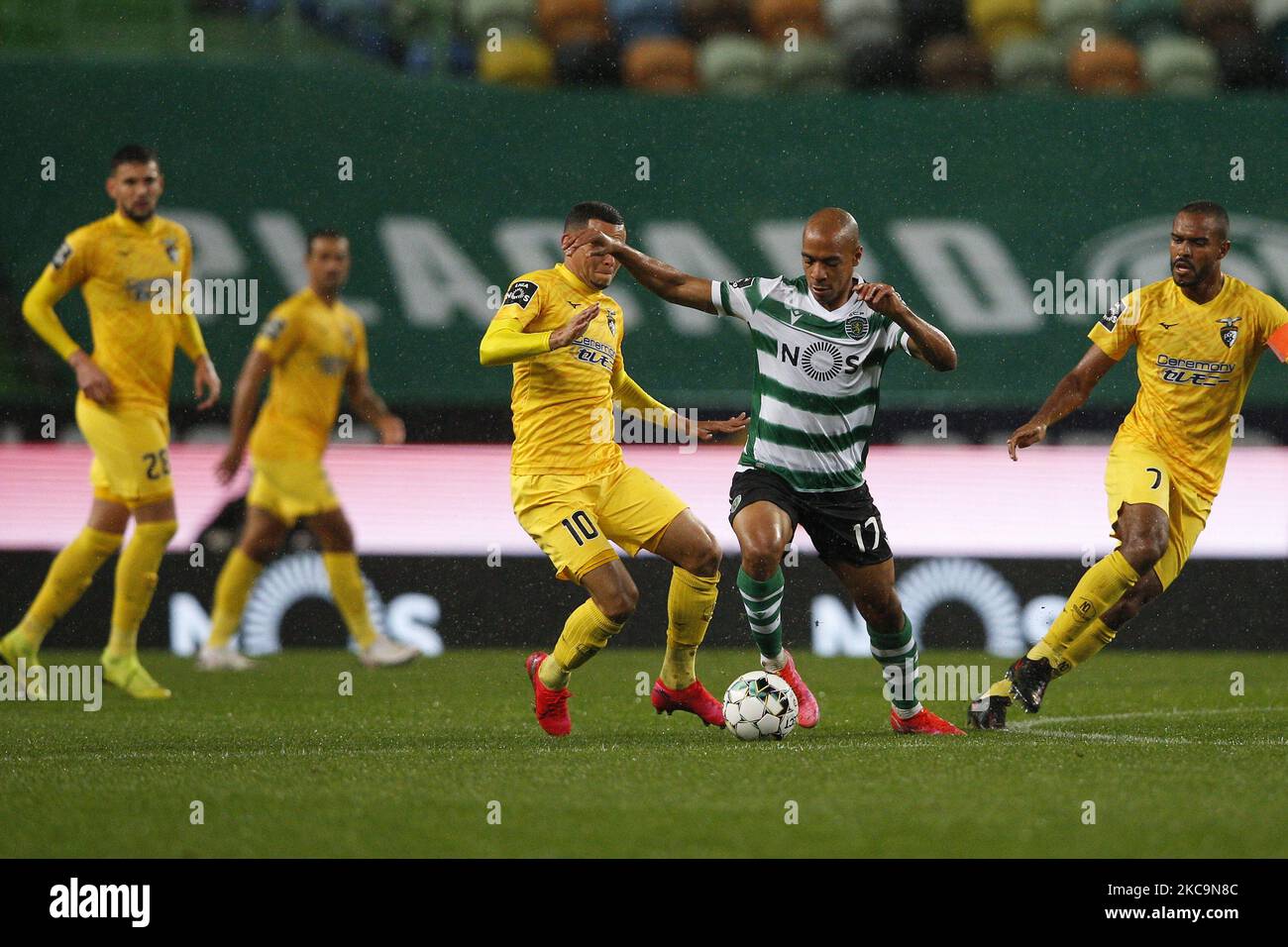 Joo Mrio vermeidet Ewerton und Dener während des Spiels für die Liga NOS zwischen Sporting CP und Portimonense SC, im Estdio de Alvalade, Lisboa, Portugal, 20. Februar, 2021 (Foto von JoÃ£o Rico/NurPhoto) Stockfoto