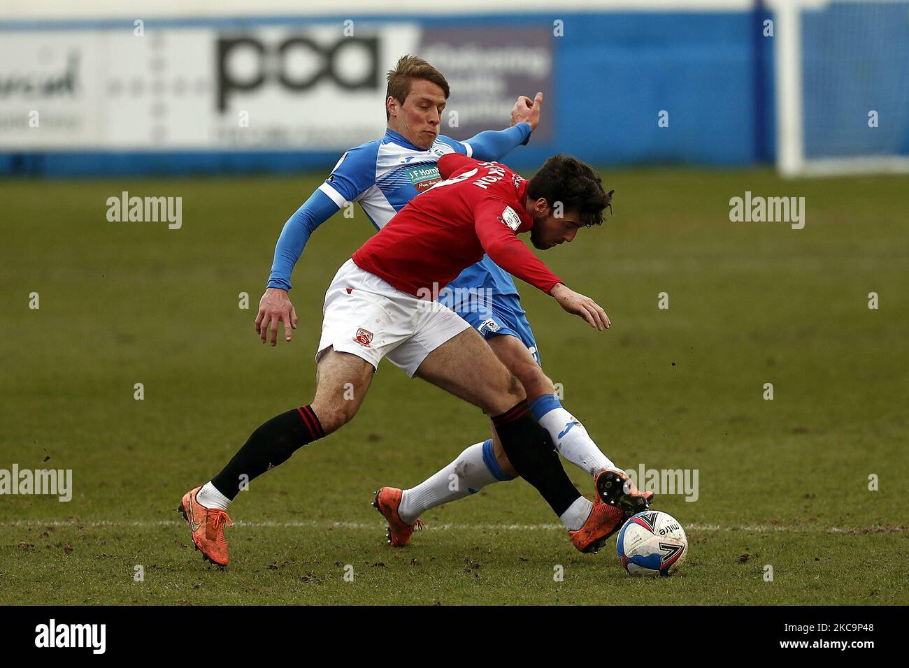 Barrows Tom Davis kämpft mit Morecambes Cole Stockton während des Sky Bet League 2-Spiels zwischen Barrow und Morecambe am Samstag, dem 20.. Februar 2021 in der Holker Street, Barrow-in-Furness. (Foto von Chris Donnelly/MI News/NurPhoto) Stockfoto