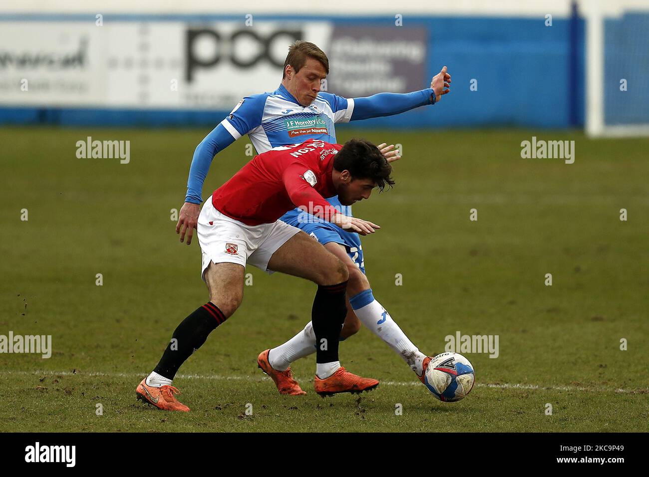 Barrows Tom Davis kämpft mit Morecambes Cole Stockton während des Sky Bet League 2-Spiels zwischen Barrow und Morecambe am Samstag, dem 20.. Februar 2021 in der Holker Street, Barrow-in-Furness. (Foto von Chris Donnelly/MI News/NurPhoto) Stockfoto