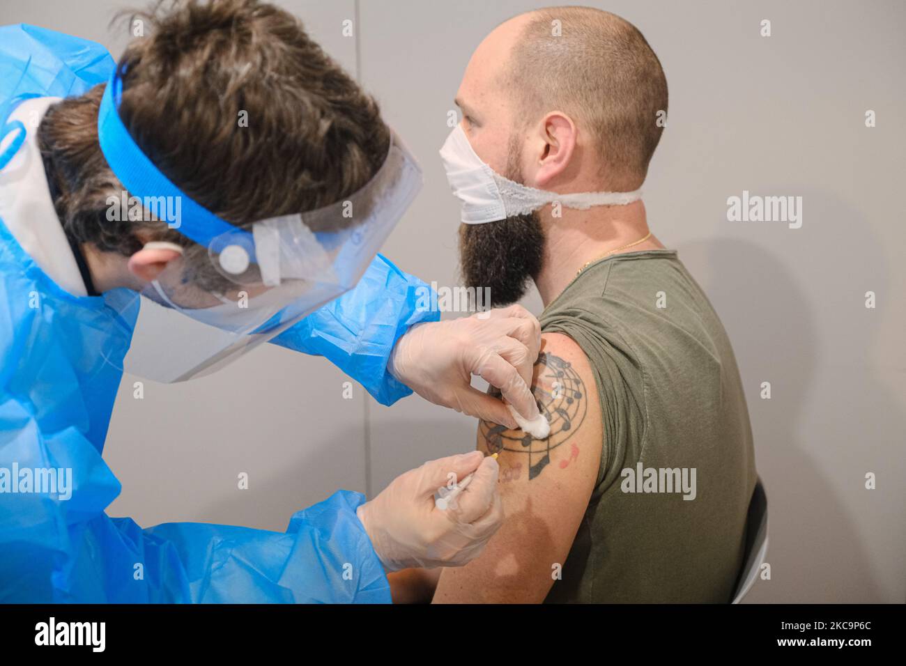 Luca Borri, ein junger Lehrer aus Paduan, hat gerade die erste Dosis des Impfstoffs gegen Covid19 von AstraZeneca erhalten. Die Gemeinde Padua hat in den Pavillons des Ausstellungskomplexes in der Via Tommaseo eine Impfstelle gegen Covid19 (Coronavirus) mit dem von AstraZeneca produzierten Impfstoff eingerichtet. Heute beginnt die Impfkampagne für Schulpersonal. Padua, 20. Februar 2021, Italien (Foto von Roberto Silvino/NurPhoto) Stockfoto