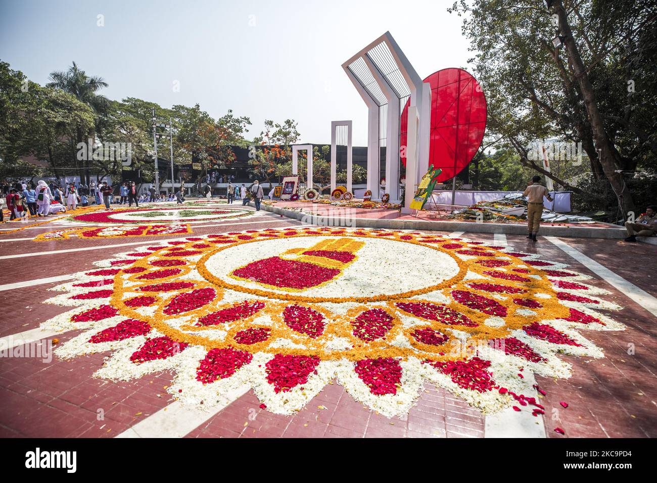 Das Märtyrerdenkmal Central Shaheed Minar ist als Hommage an Tausende von Menschen aus Bangladesch während des Internationalen Tages der Muttersprache am 21. Februar 2021 in Dhaka mit Blumen geschmückt. Diese Veranstaltung ist den Märtyrern gewidmet, die am 21. Februar 1952 bei einer Demonstration starben, die zur Etablierung von Bengalisch als eine der Staatssprachen des ehemaligen Ostpakistans aufrief. (Foto von Ahmed Salahuddin/NurPhoto) Stockfoto