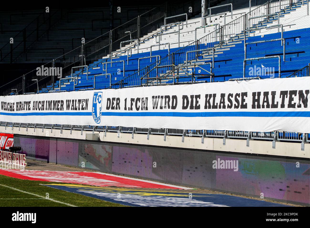 Unterstützer von 1. Der FC Magdeburg unterstützte sein Team mit einem Banner vor dem 3. Liga-Spiel zwischen 1. FC Magdeburg und SC Verl in der MDCC-Arena am 21. Februar 2021 in Magdeburg. (Foto von Peter Niedung/NurPhoto) Stockfoto