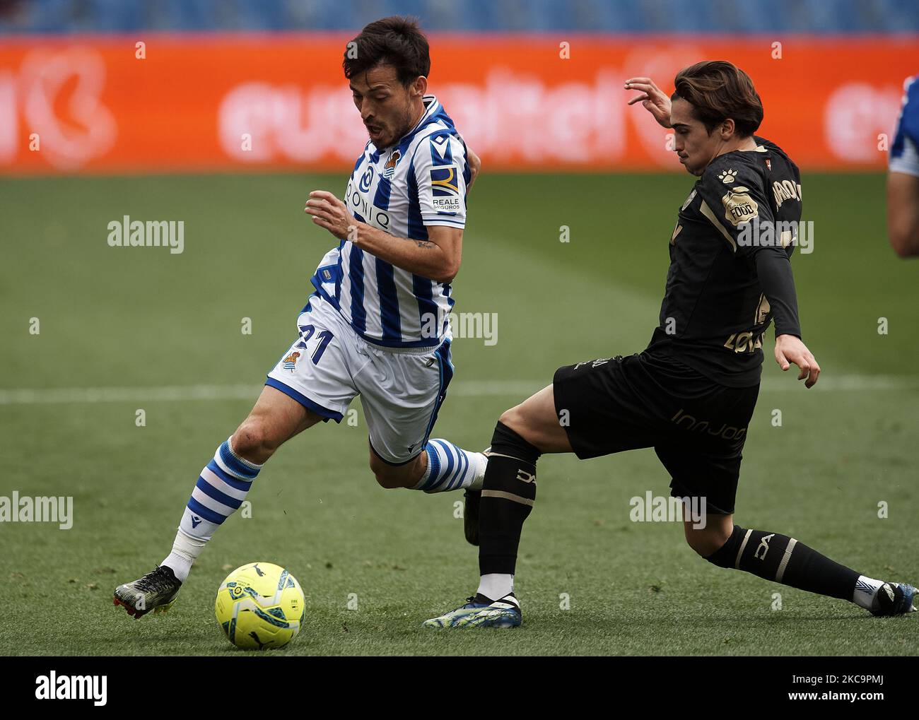 David Silva von Real Sociedad und Inigo Cordoba von Alaves treten beim La Liga Santander-Spiel zwischen Real Sociedad und Deportivo Alaves am 21. Februar 2021 im Estadio Anoeta in San Sebastian, Spanien, um den Ball an. Sportstadien in ganz Spanien unterliegen aufgrund der Coronavirus-Pandemie weiterhin strengen Beschränkungen, da staatliche Gesetze zur sozialen Distanzierung Fans innerhalb von Veranstaltungsorten verbieten, was dazu führt, dass Spiele hinter verschlossenen Türen gespielt werden. (Foto von Jose Breton/Pics Action/NurPhoto) Stockfoto