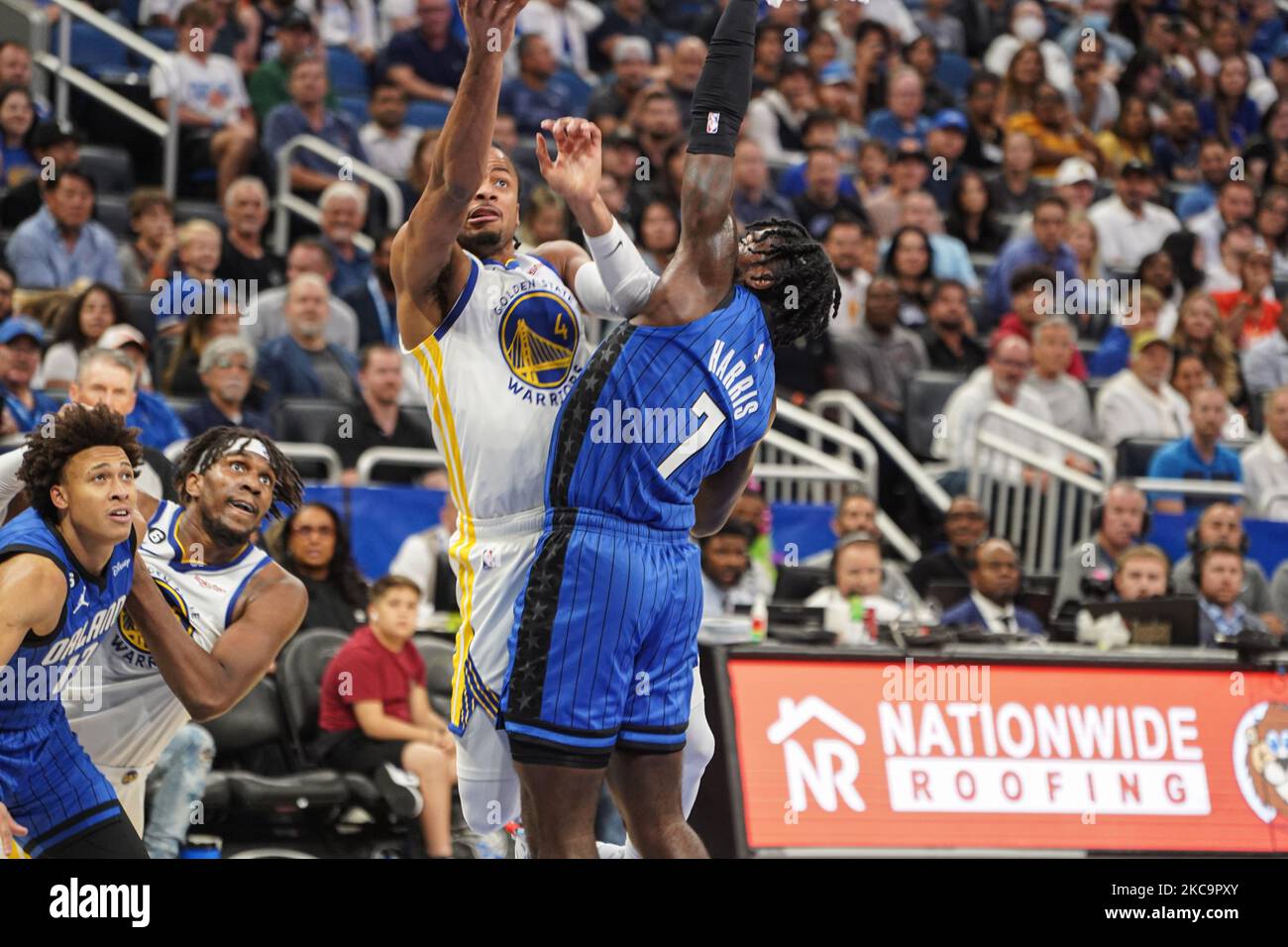 Orlando, Florida, USA, 3. November 2022, Golden State Warriors forward Moses Moody #4 Versuch, während der ersten Hälfte im Amway Center einen Korb zu machen. (Foto: Marty Jean-Louis) Quelle: Marty Jean-Louis/Alamy Live News Stockfoto