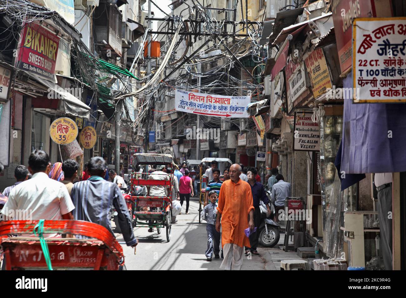 Verkehr entlang einer belebten Straße auf dem Chandni Chowk Market in Alt-Delhi, Indien. Chandni Chowk ist Asiens größter Großhandelsmarkt. Die Legende besagt, dass der Moghul-Kaiser Shah Jahan Chandni Chowk im 17.. Jahrhundert plante, damit seine Tochter alles kaufen konnte, was sie wollte. Chandni Chowk, also ein mondlichter Platz oder Markt, bleibt eine der belebtesten, chaotischsten und berühmtesten Gegenden der Stadt. (Foto von Creative Touch Imaging Ltd./NurPhoto) Stockfoto