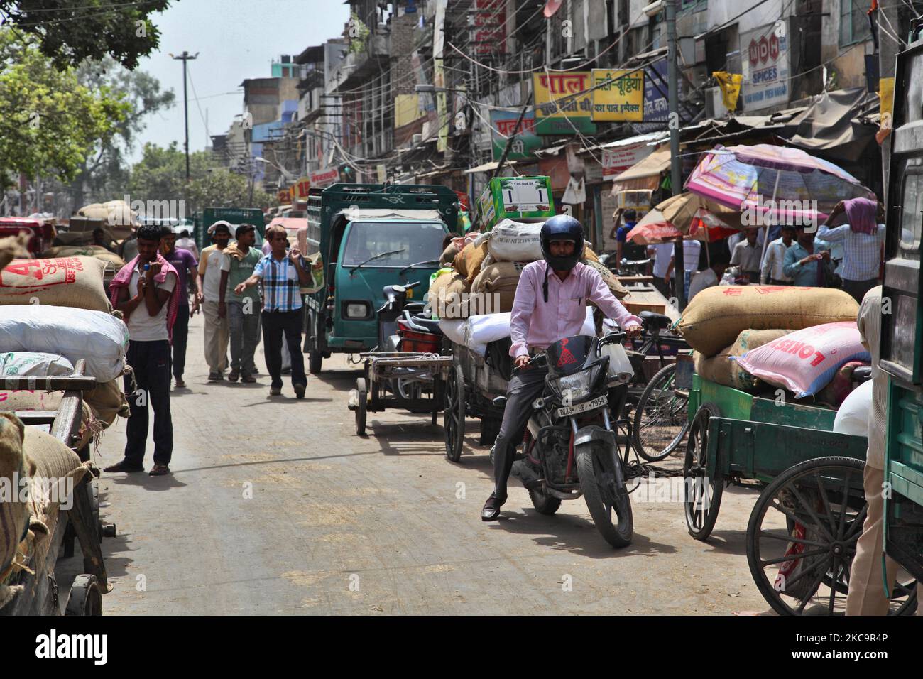 Verkehr entlang einer belebten Straße auf dem Chandni Chowk Market in Alt-Delhi, Indien. Chandni Chowk ist Asiens größter Großhandelsmarkt. Die Legende besagt, dass der Moghul-Kaiser Shah Jahan Chandni Chowk im 17.. Jahrhundert plante, damit seine Tochter alles kaufen konnte, was sie wollte. Chandni Chowk, also ein mondlichter Platz oder Markt, bleibt eine der belebtesten, chaotischsten und berühmtesten Gegenden der Stadt. (Foto von Creative Touch Imaging Ltd./NurPhoto) Stockfoto