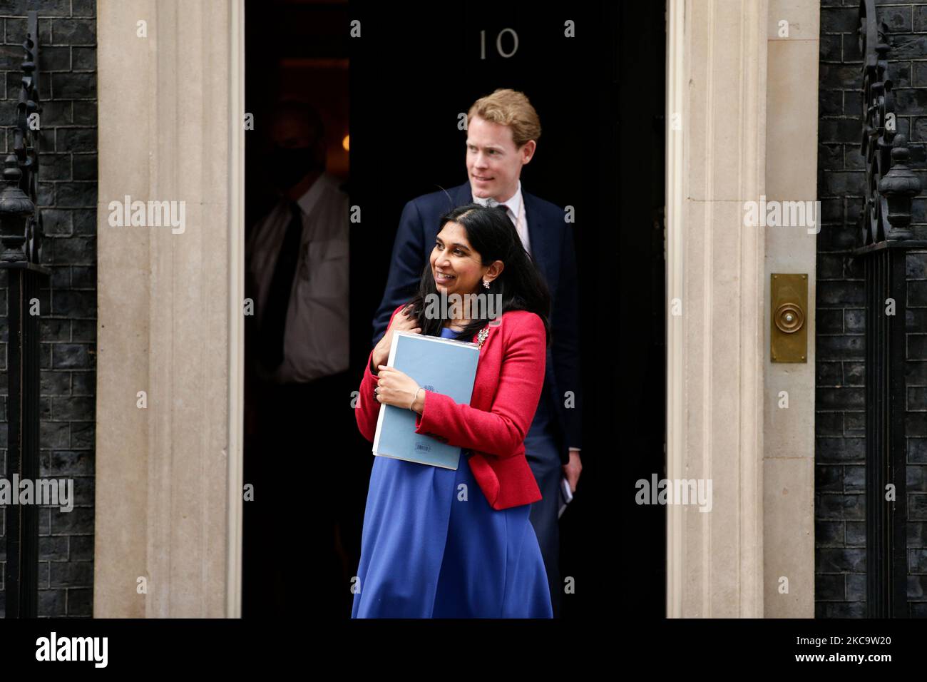 Die Generalanwältin Suella Braverman, Abgeordnete der Konservativen Partei für Fareham, verlässt am 23. Februar 2021 die Downing Street 10 in London, England. (Foto von David Cliff/NurPhoto) Stockfoto