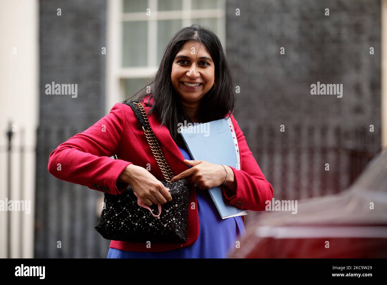 Die Generalanwältin Suella Braverman, Abgeordnete der Konservativen Partei für Fareham, verlässt am 23. Februar 2021 die Downing Street 10 in London, England. (Foto von David Cliff/NurPhoto) Stockfoto