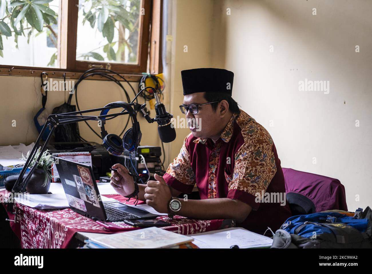 Sigit Pambudi. Ein Lehrer der Mojo-Grundschule, der ein Walkie-Talkie benutzt, um seine Schüler während des Fernlernens während der Pandemie von Covid19 in Solo, Zentraljava, Indonesien, am 24. Februar 2021 zu sprechen. Fast ein Jahr nach der Pandemie haben die Bildungsbehörden in Indonesien kein Präsenzstudium in Schulen zugelassen. (Agoes Rudianto) (Foto von Agoes Rudianto/NurPhoto) Stockfoto